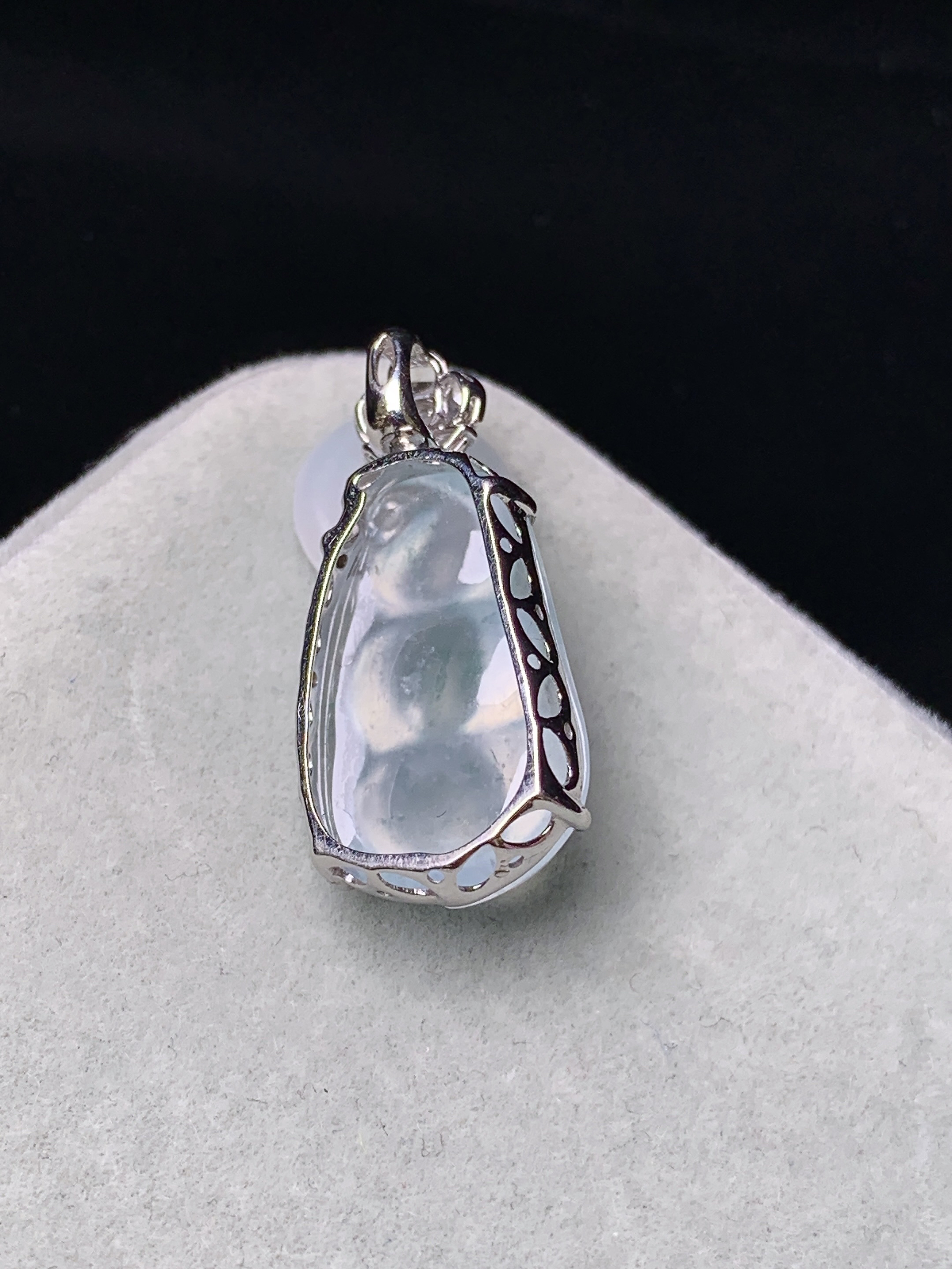 18k金钻镶嵌冰种四季豆吊坠 玉质细腻 色泽艳丽清新 水润亮眼 整体尺寸25*11.5*8c1