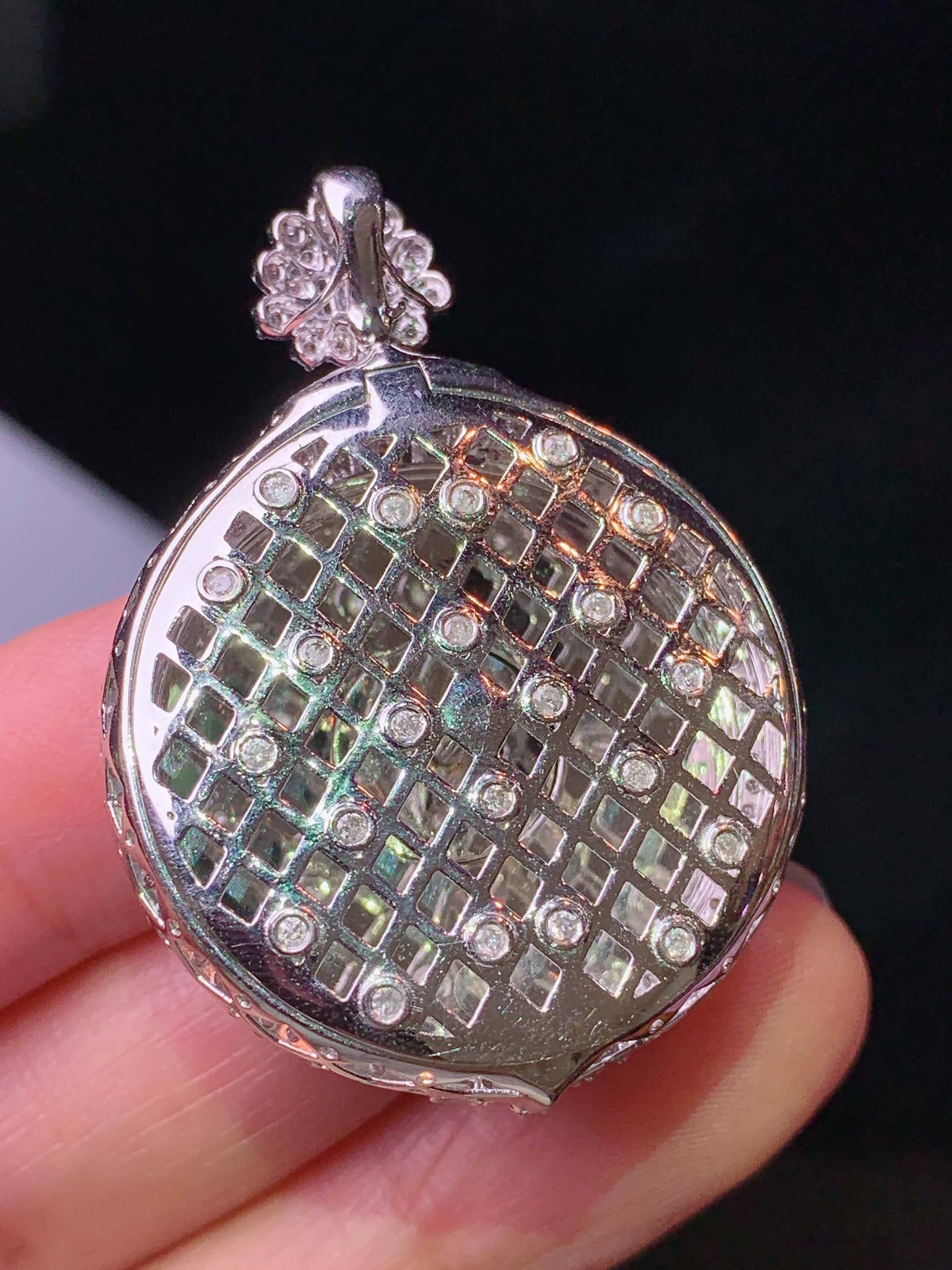 18k金钻镶嵌翠绿圆牌吊坠 玉质细腻 色泽艳丽清新 水润亮眼 整体尺寸42*30*9.5c1