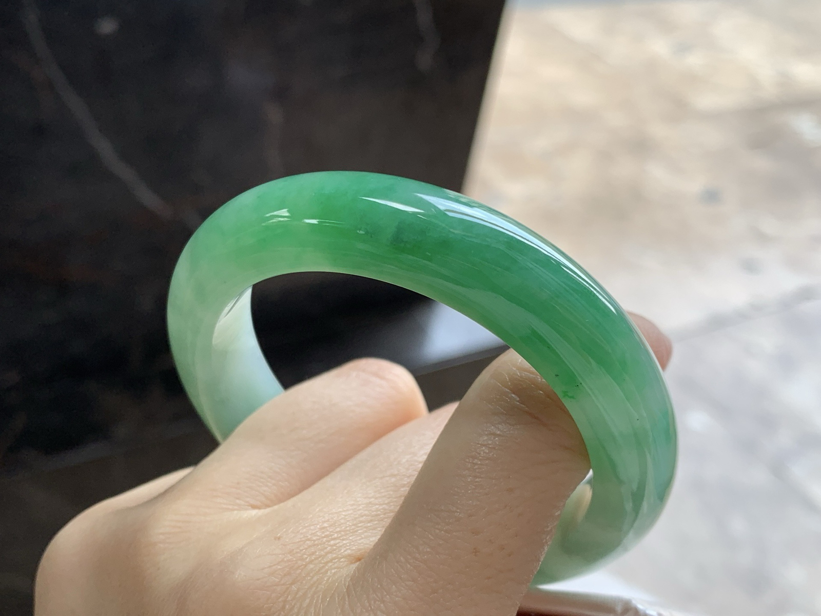 辣绿色手镯
尺寸：54.2-12.5-9.3mm
绿色浓郁大气 上手好看