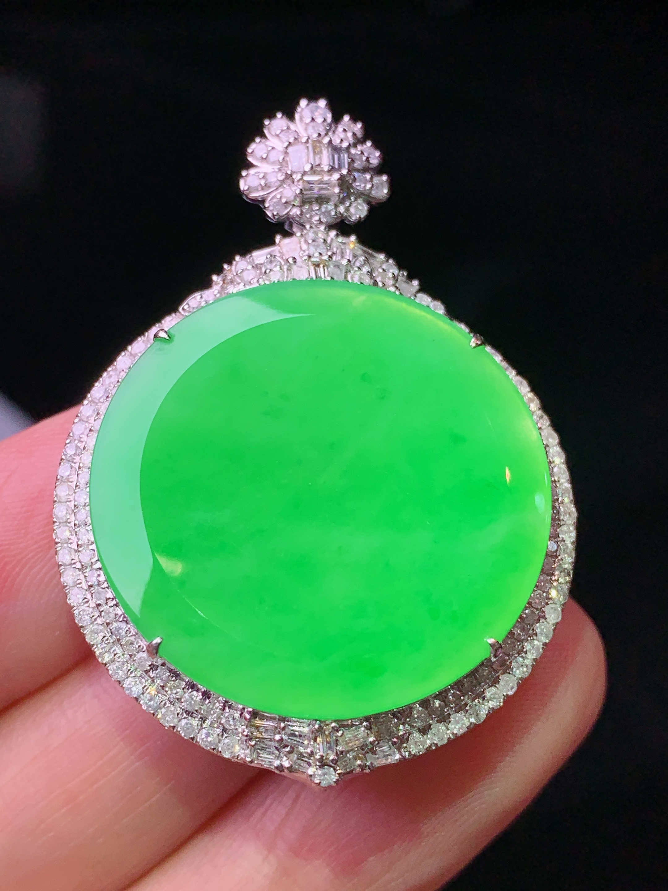 18k金钻镶嵌翠绿圆牌吊坠 玉质细腻 色泽艳丽清新 水润亮眼 整体尺寸42*30*9.5c1