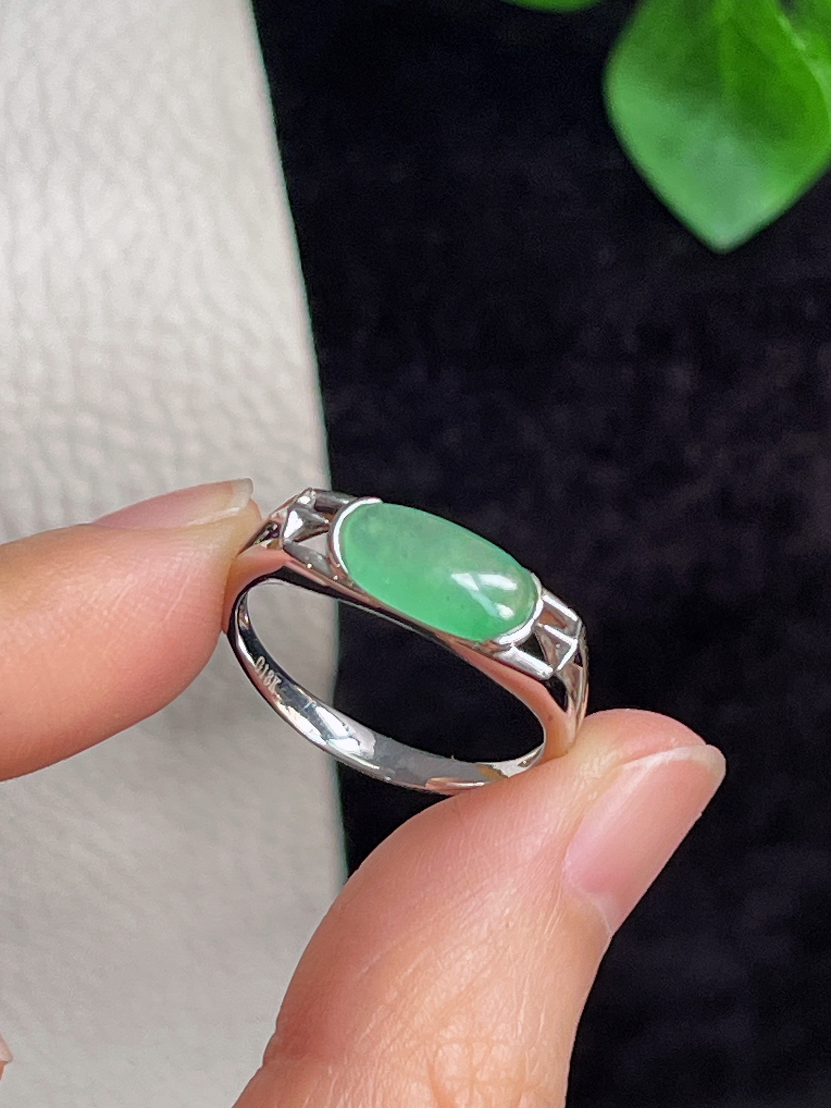 18k金翡翠冰糯种浅绿色戒指