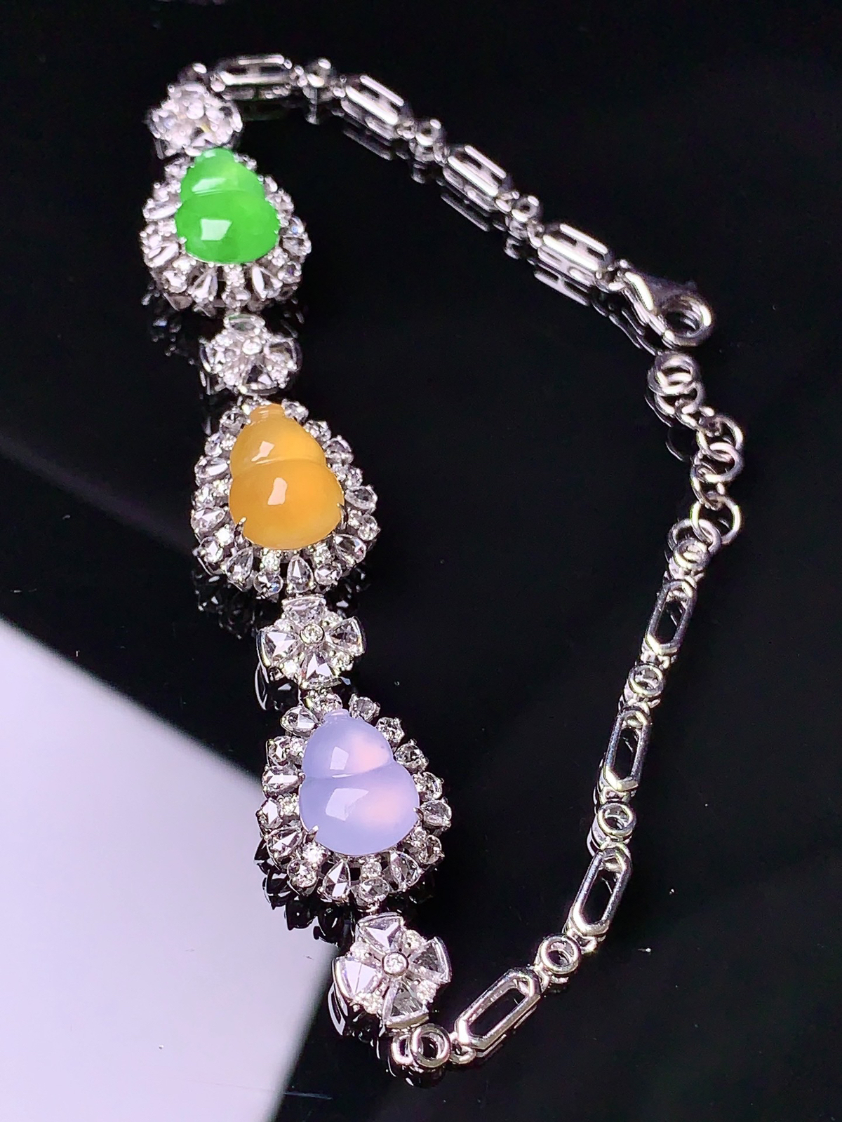 18k金钻镶嵌三色葫芦手链 玉质细腻 色泽清新艳丽 整体尺寸65*12*7.6