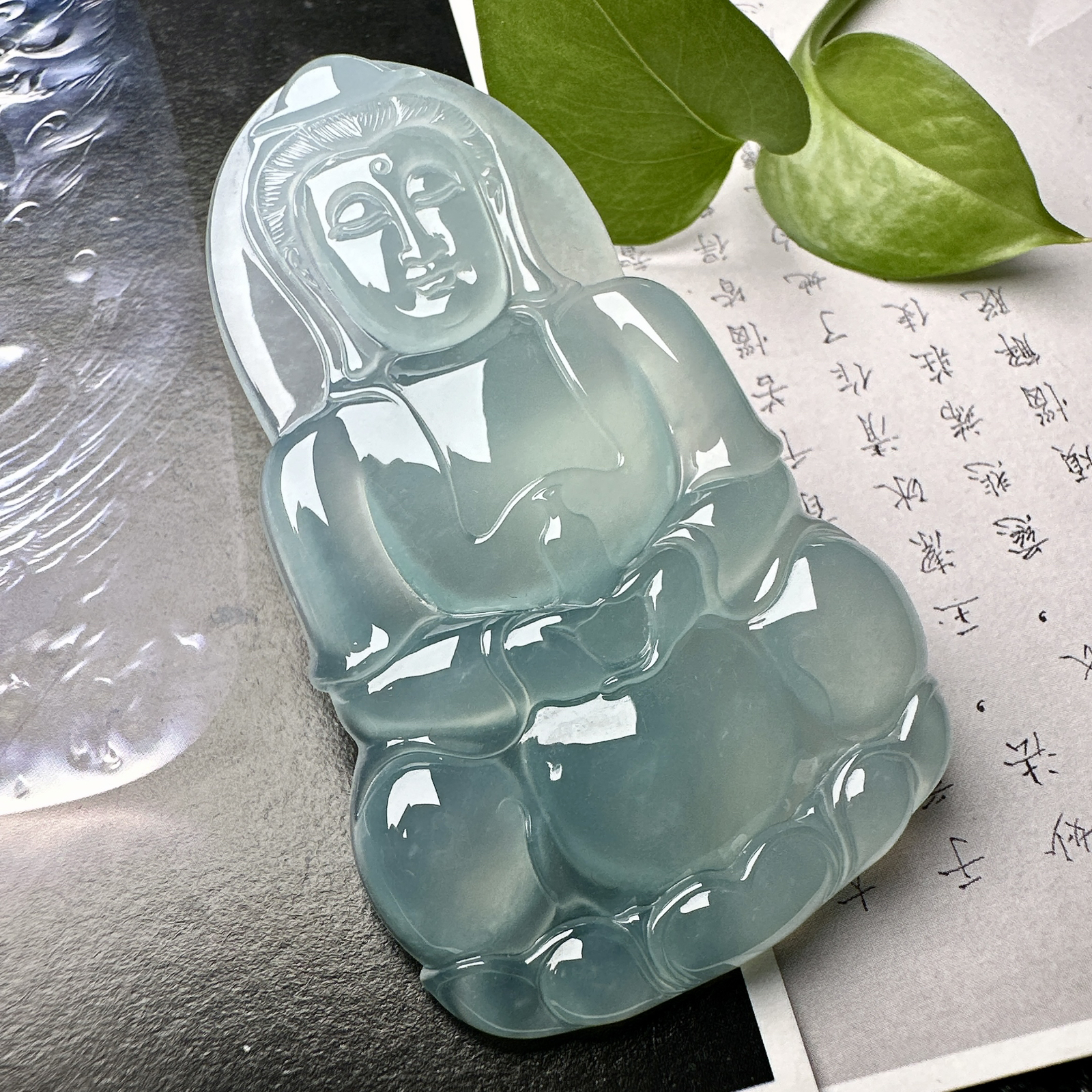 【冰种正装观音】蓝底色泽，质地细腻，通透度上佳，冰感十足，适合佩戴