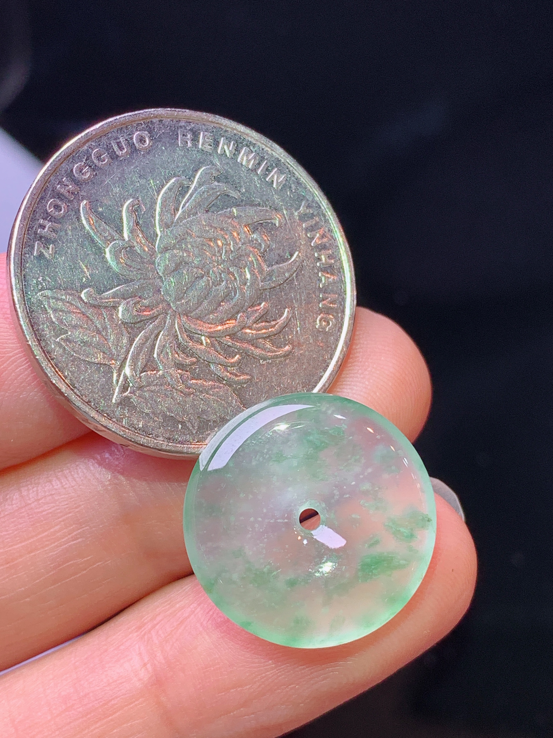 冰种飘绿平安扣吊坠 玉质细腻 色泽艳丽清新 水润亮眼 整体尺寸17*3.3c5