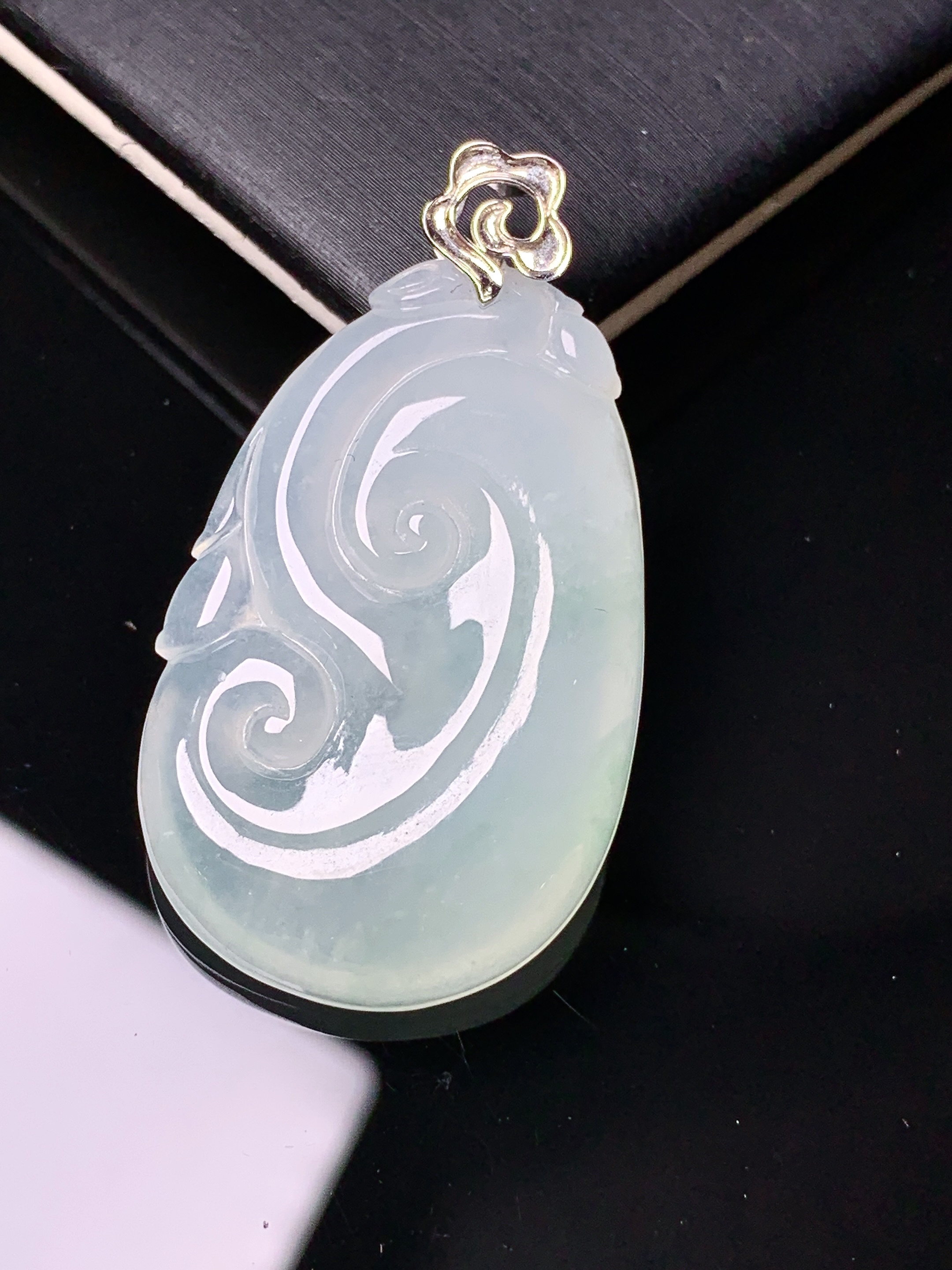 18k金镶嵌冰种如意吊坠 玉质细腻 色泽艳丽清新 水润亮眼 整体尺寸40*22.3*5.5yz