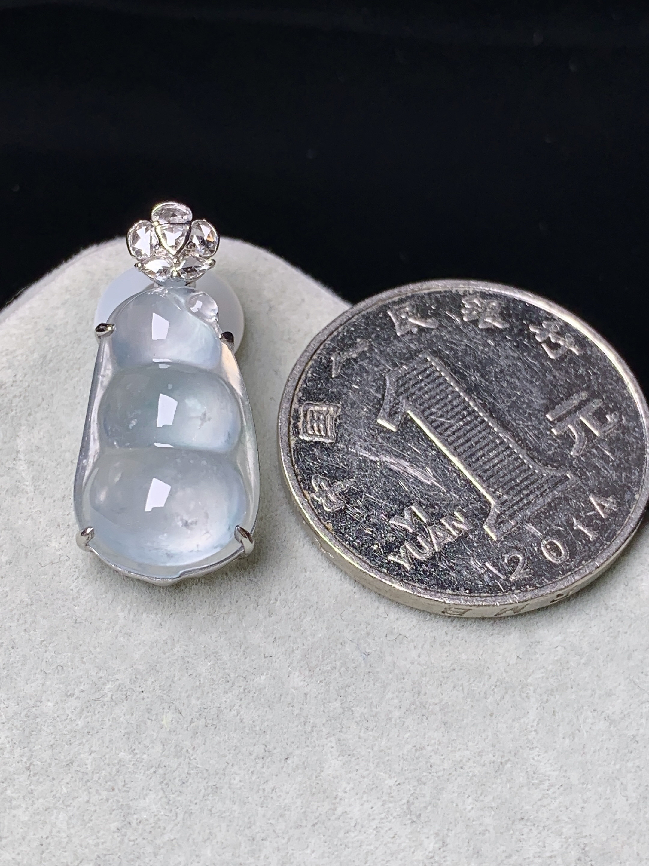 18k金钻镶嵌冰种四季豆吊坠 玉质细腻 色泽艳丽清新 水润亮眼 整体尺寸25*11.5*8c1