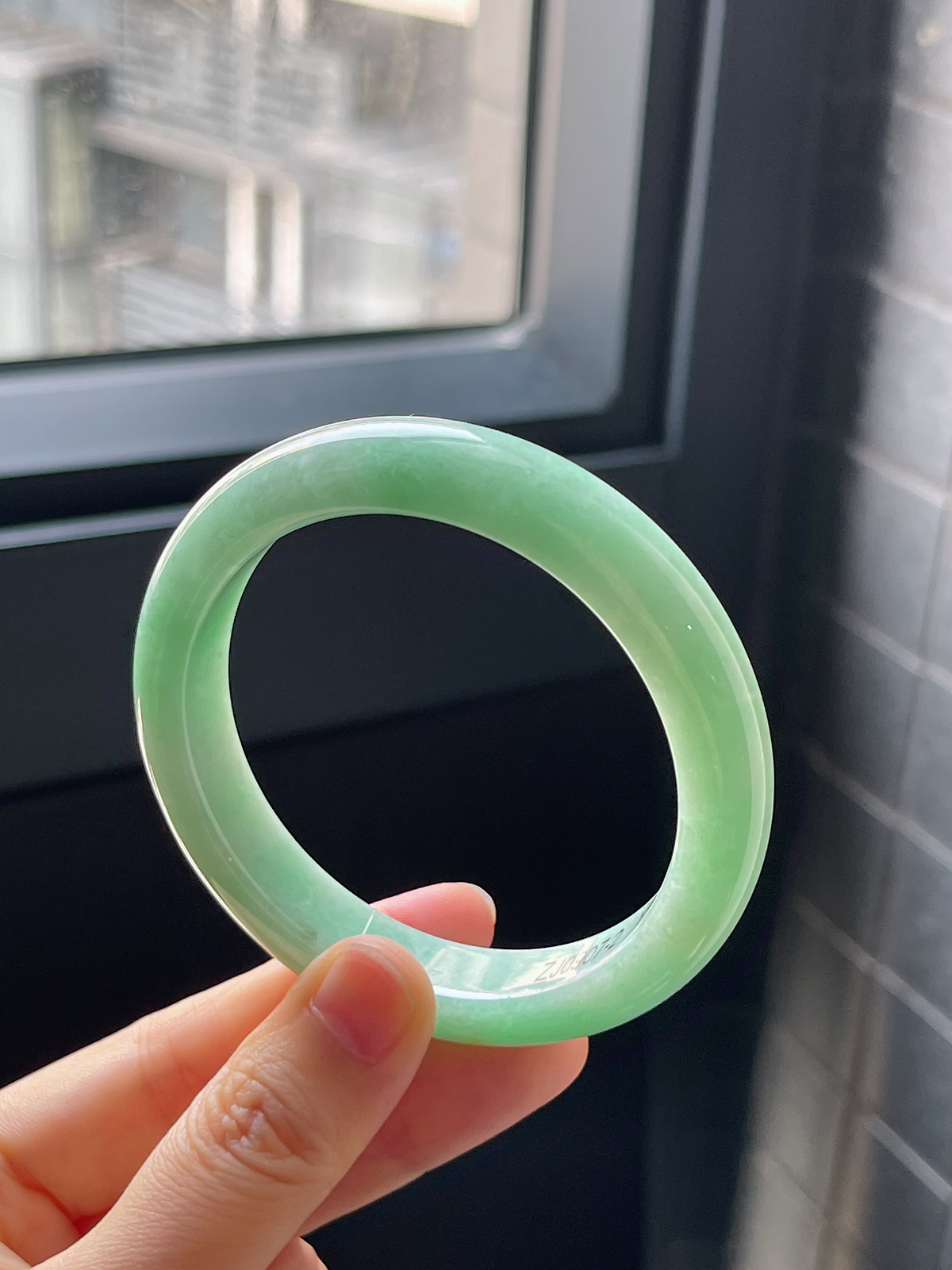 正圈56.2圈口，翡翠糯化种浅绿色手镯