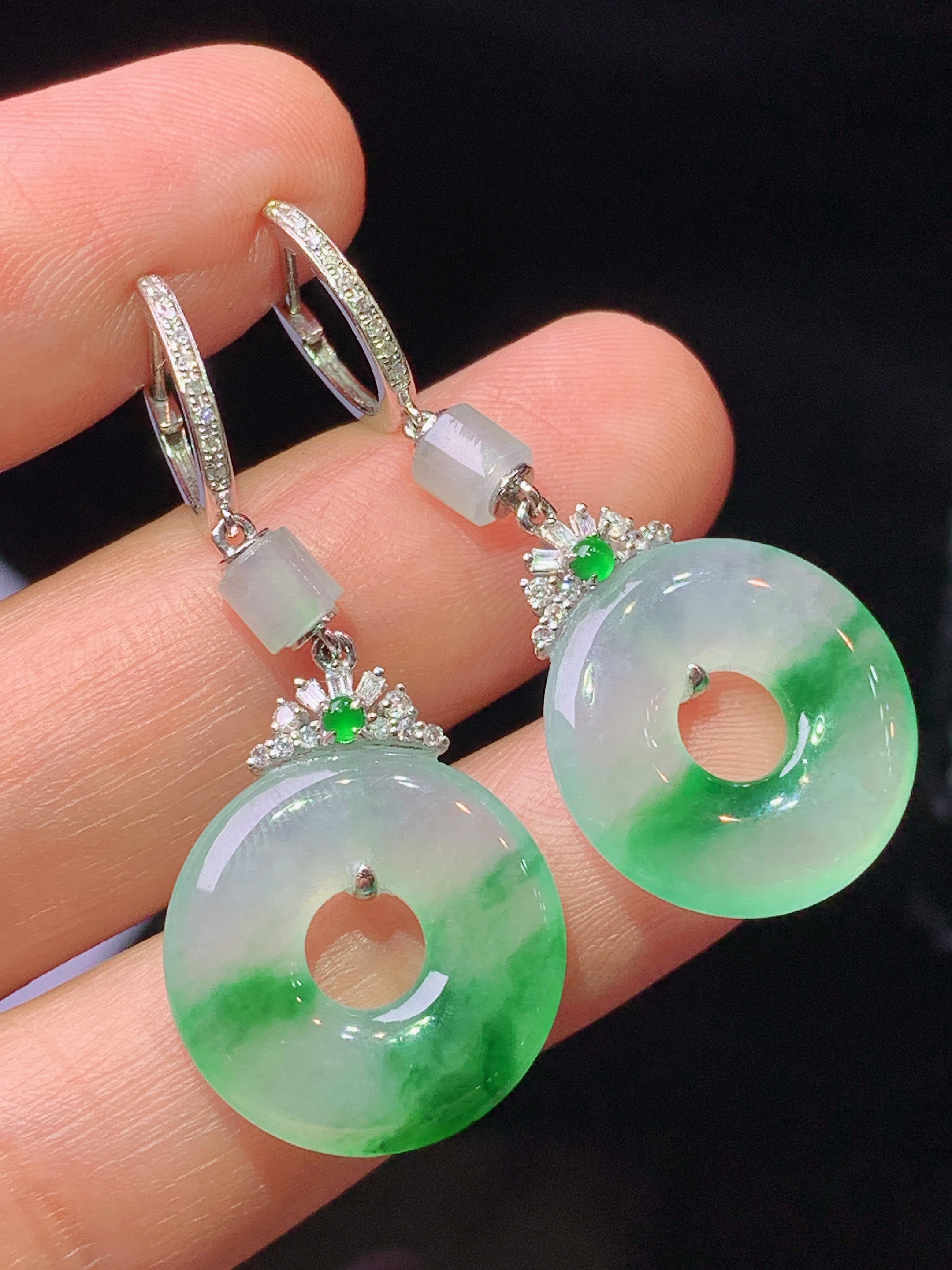 18k金钻镶嵌飘绿平安环吊坠 玉质细腻 色泽艳丽清新 水润亮眼 整体尺寸37.8*16.5*3.5c