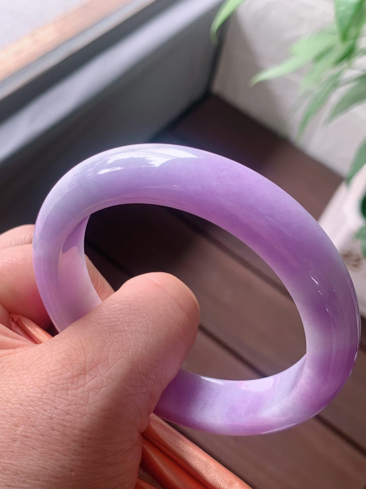 【翡翠名称】老坑种紫罗兰56正圈口手镯
【翡翠尺寸】56/12.6/8.9mm适合55-57正圈口佩戴
【翡翠描述】宝贝种老水足，玉质细腻，色泽靓丽，性价比高，佩戴效果好！
【其它赠送】权威证书/精美挂绳盒子/支持全国复检