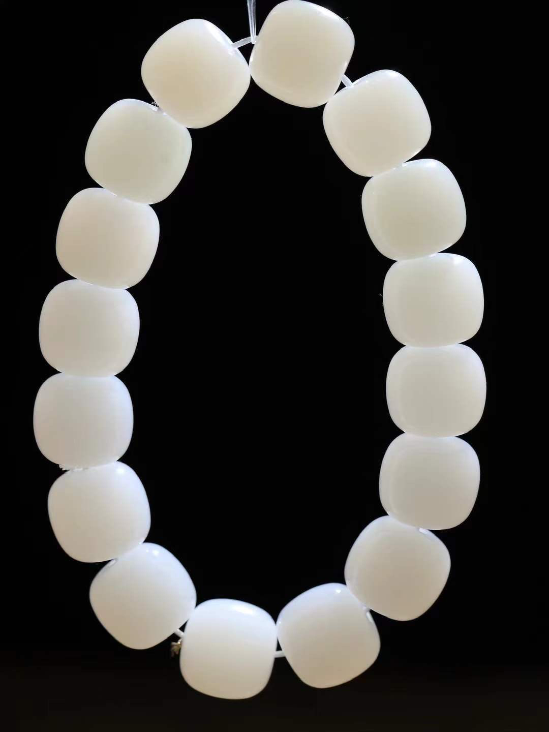 （老型珠.手串）

货头精选  和田玉白玉老型珠手串，玉质细腻油润 饱满光滑 质朴无华，悠远简单，人心境界远，百世修炼深，心灵常驻善意持，觉悟人生百世修  重75.2克    尺寸取一12.9-14mm    1040868T