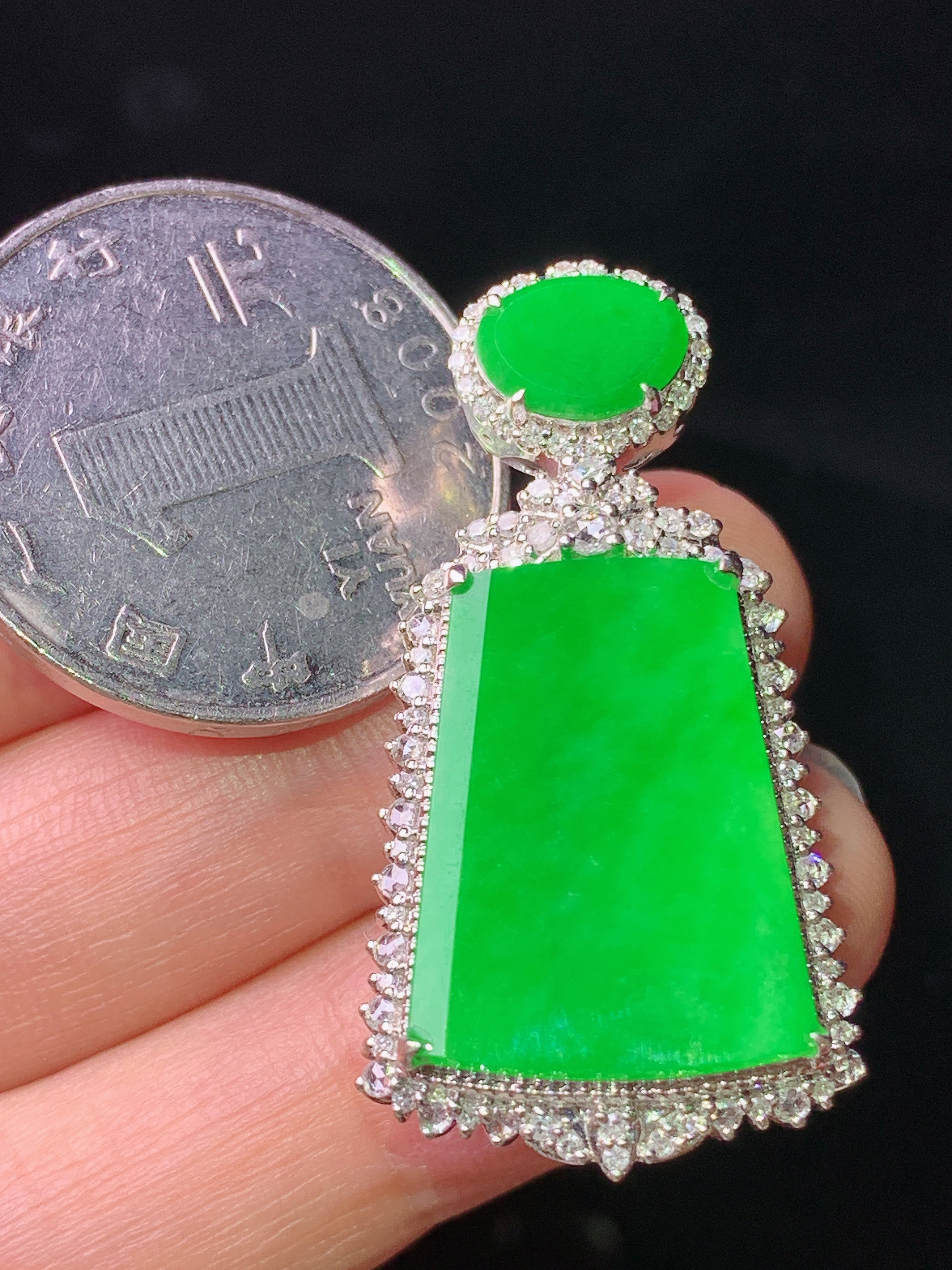 18k金钻镶嵌满绿无事牌吊坠 玉质细腻 色泽艳丽清新 水润亮眼 整体尺寸36.4*19.2*9.2c2