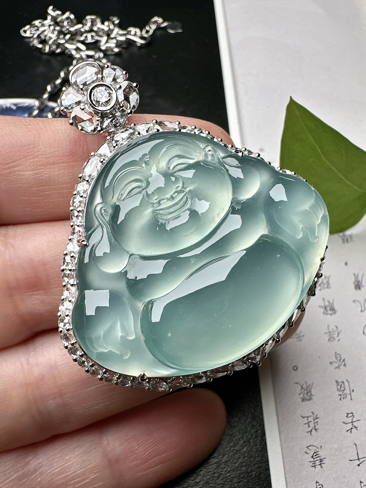 【玻璃种天空蓝佛】大尺寸，冰感动人，通透闪耀，光可鉴人，佳品推荐。收藏品质，18k金钻镶嵌，裸石尺寸