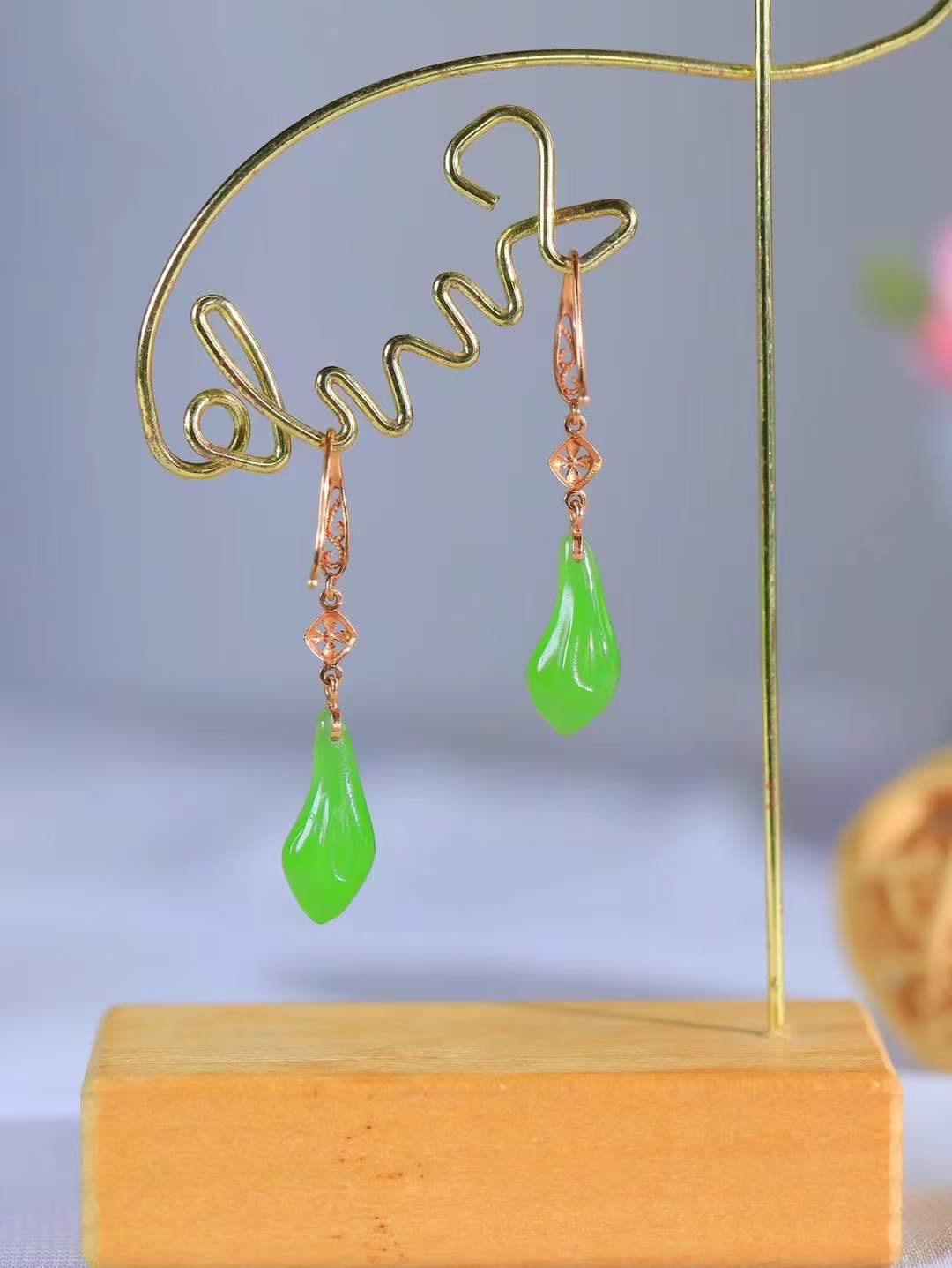 （金镶玉.玉兰花.耳坠）

精品和田玉碧玉兰花耳坠，清丽脱俗的玉兰花，一笔一笔细细雕进玉中，留住不败的风华。朴素中自有风韵。总重1.9克   尺寸取一14.5-6.5-5.7mm   fDA-9240756