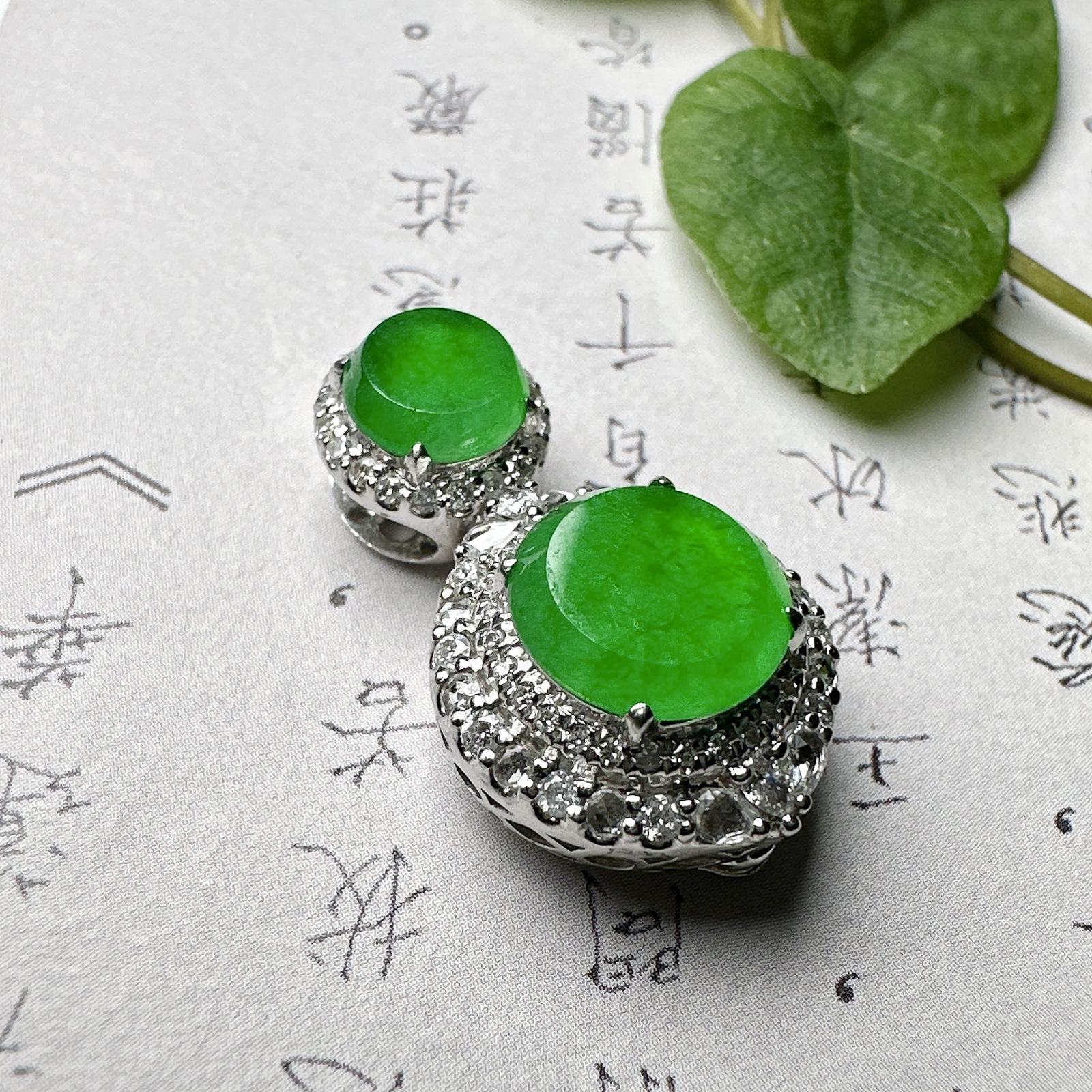 【冰种满绿圆无事牌】种水上乘，通透闪亮，晶莹剔透。18K金钻镶嵌，裸石尺寸8*2.6毫米。