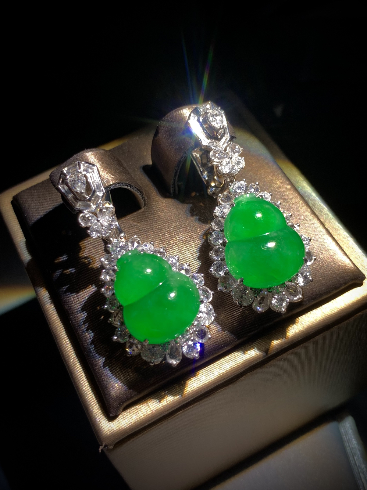 高品质翡翠葫芦耳坠，
裸石13.8-11.5-3.8mm，整体34-16-10.5mm，
18K金，南非钻，11.7g，。