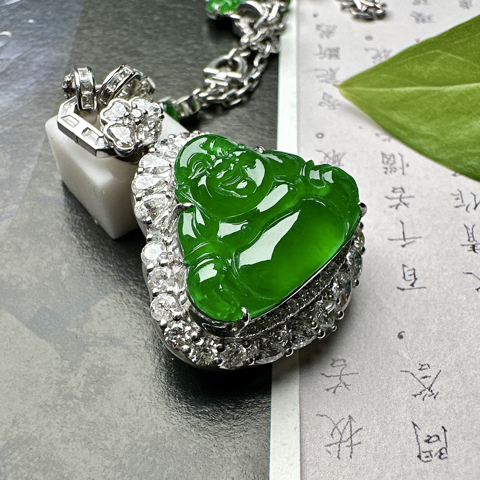 【冰种满绿佛公吊坠】浓绿色泽，种水上乘，晶莹剔透，纯净通透，莹光感很强。18k金钻镶嵌，裸石尺寸16.4*20.2*4毫米