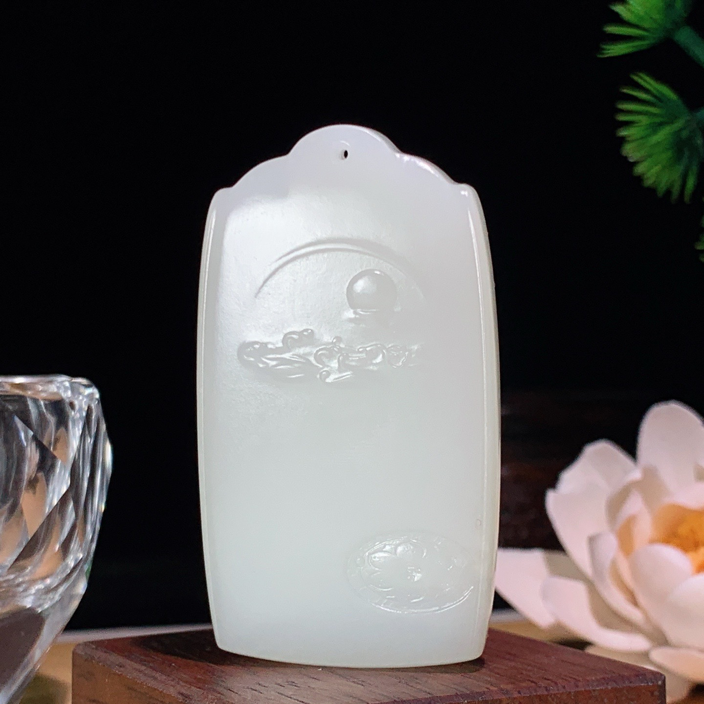 新疆和田玉羊脂白玉座莲挂件。尺寸61/34/12重50.5克 玉质细腻油润 底色纯净 脂粉好，品质好。lt260407