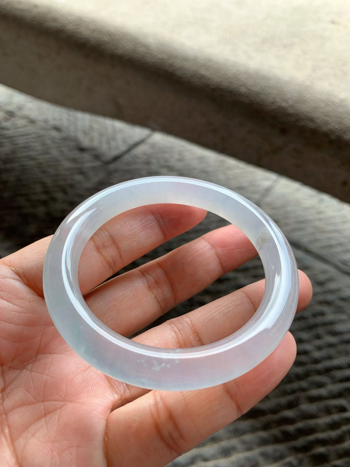 冰飘绿丝圆条手镯尺寸52*9*9 老种，通体清透，胶感十足，泛荧光，一缕绿丝灵气清新，简约却点晴！