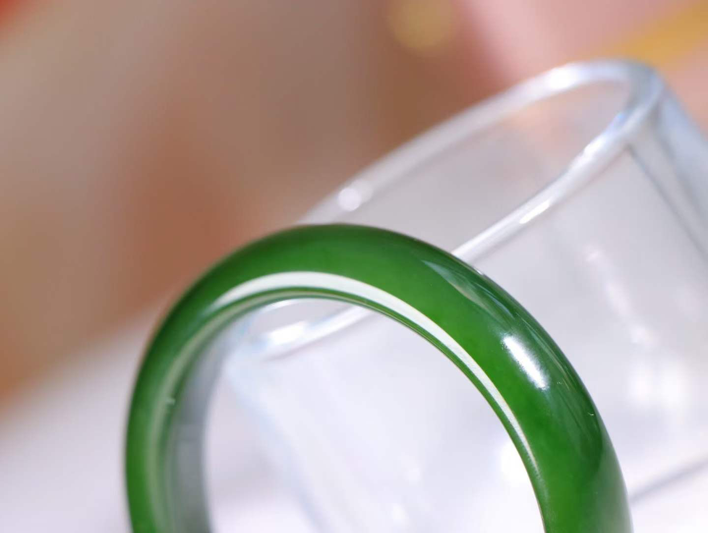 【腕间柔情】

和田玉碧玉菠菜绿手镯，俄料七号矿 红皮老料，玉质温润细腻 油性十足，色泽匀称，️款式精美时尚，佩戴美观惹眼，美自天成，婉约之美，举手投足间透出那份低调奢华。

重45克 圈口53mm尺寸53-11.8-8.5mm O18823207130