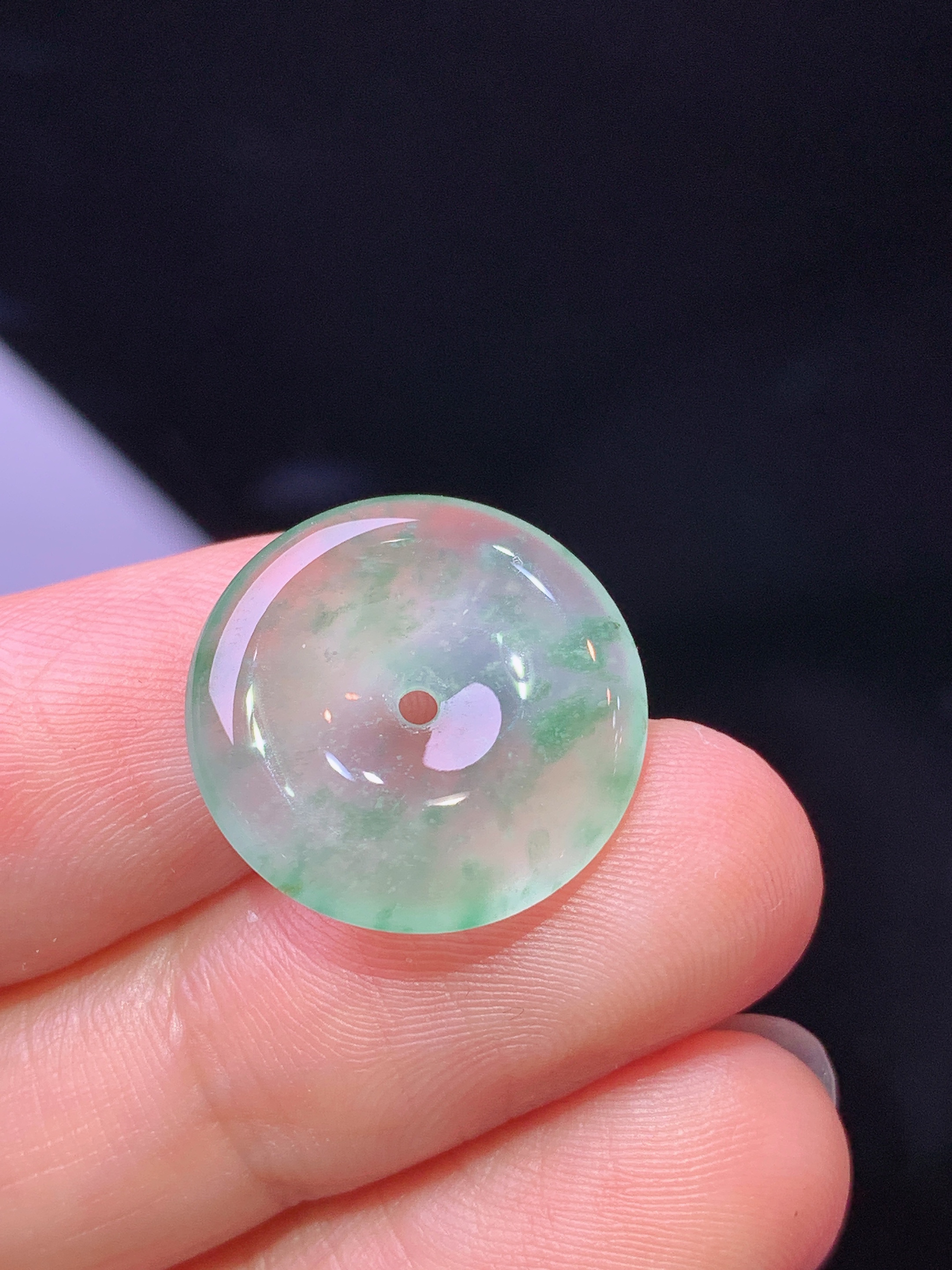 冰种飘绿平安扣吊坠 玉质细腻 色泽艳丽清新 水润亮眼 整体尺寸17*3.3c5