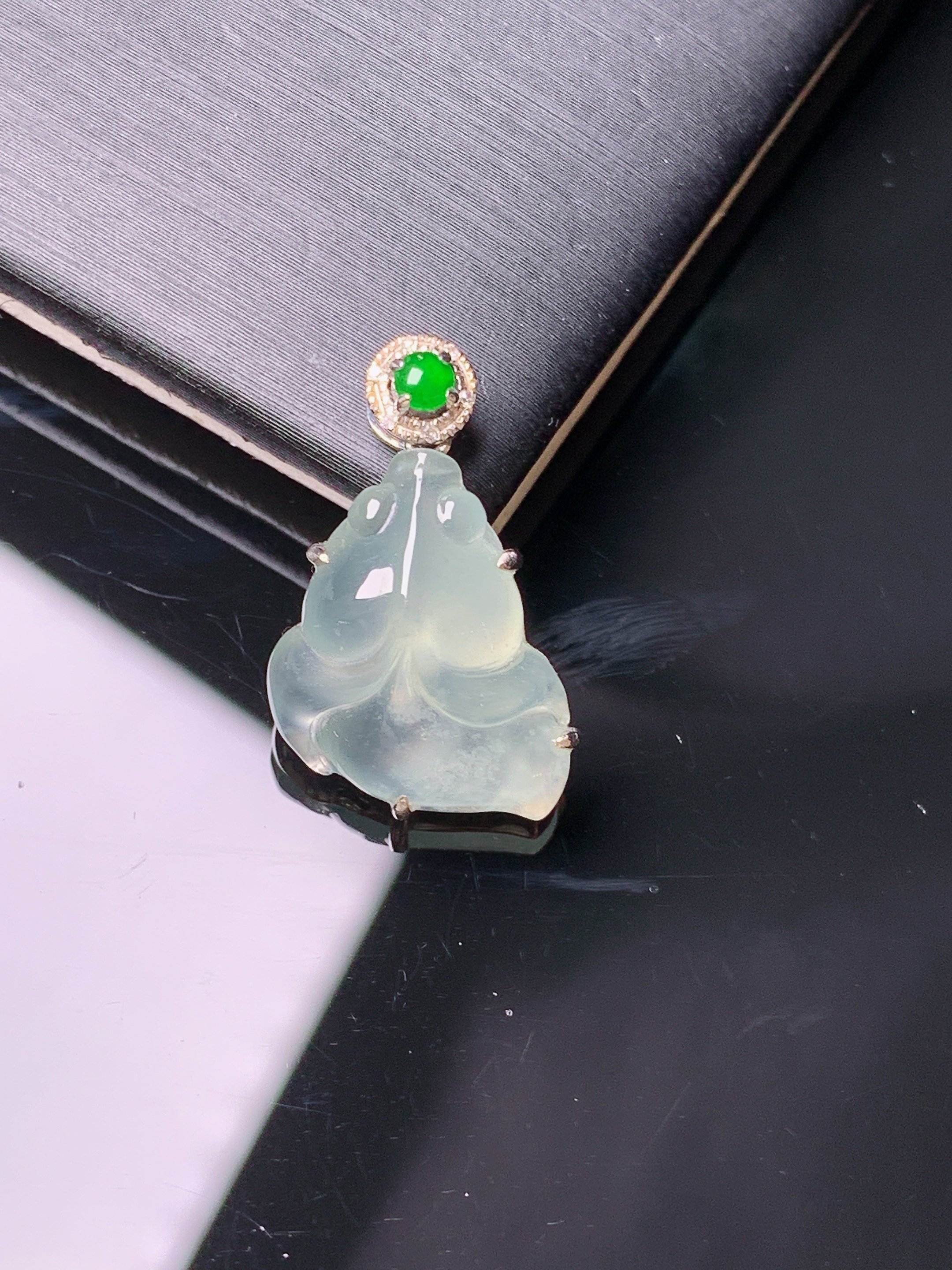 18k金钻镶嵌冰种金鱼吊坠 玉质细腻 色泽艳丽清新 水润亮眼 整体尺寸20.6*13.2*6c5