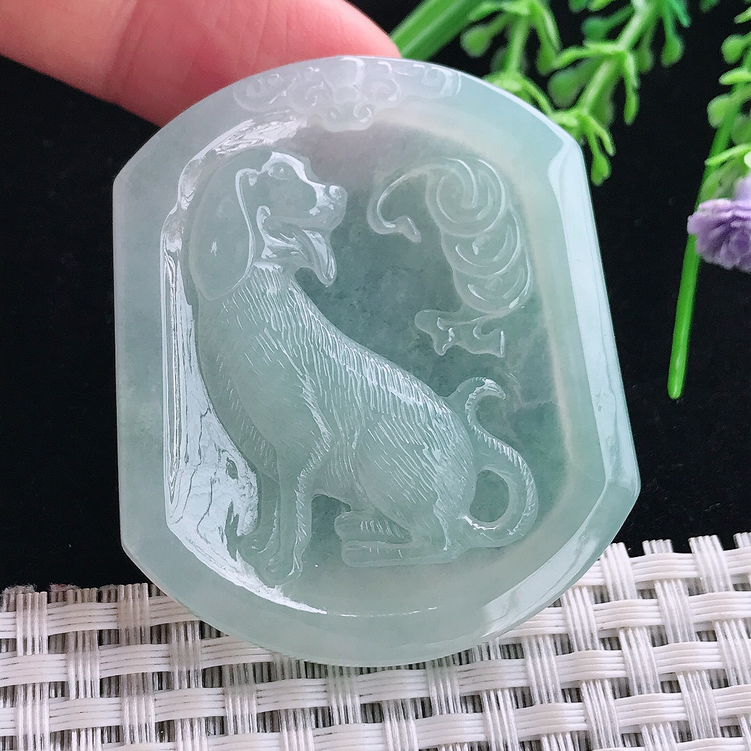 实拍A货翡翠50.3/42.9/5.5老坑冰透起胶冰晴绿旺财生肖狗吊坠翡翠玉挂件