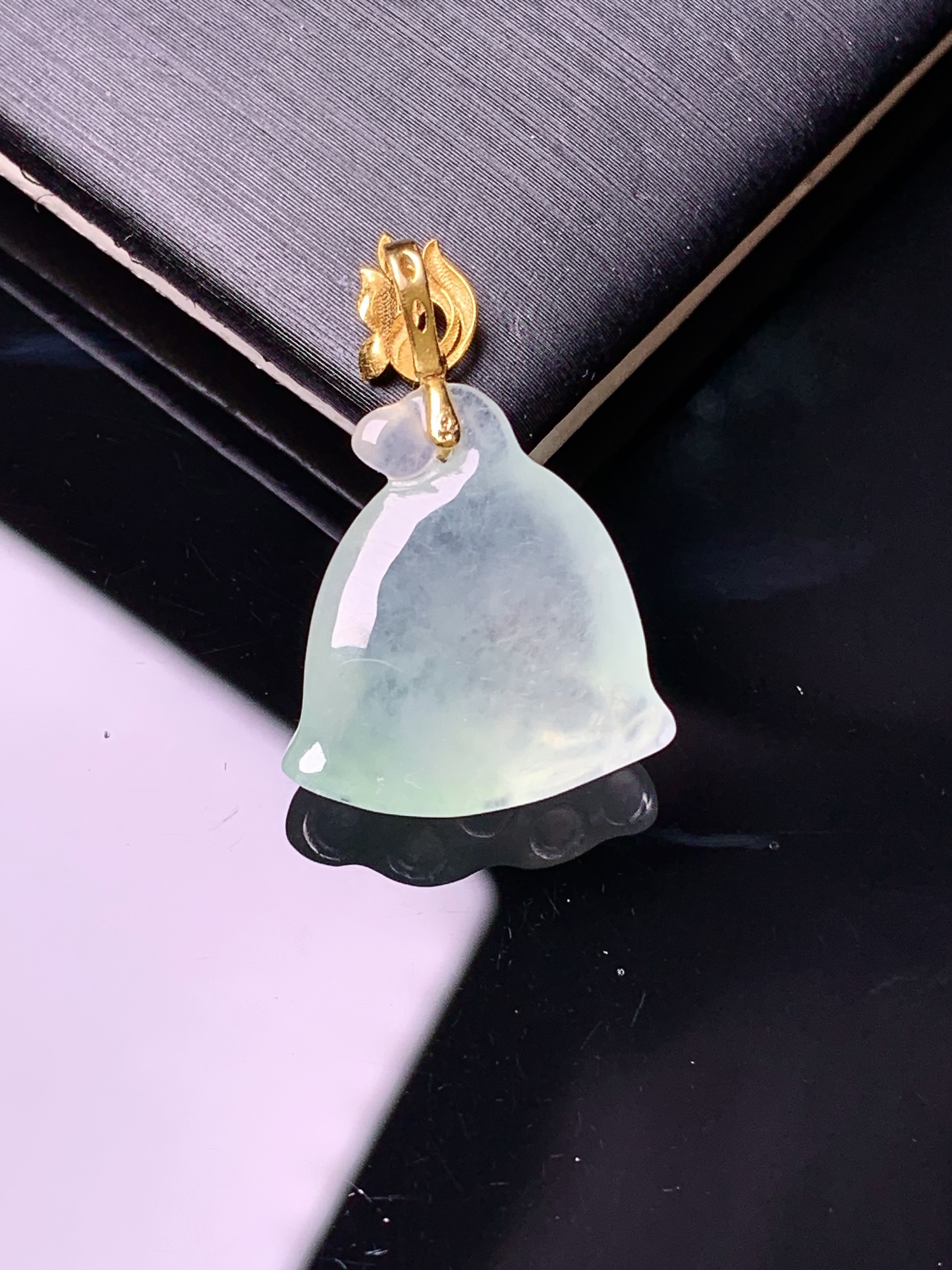 18k金镶嵌冰种莲蓬吊坠 玉质细腻 色泽艳丽清新 水润亮眼 整体尺寸23.8*15.6*6c5