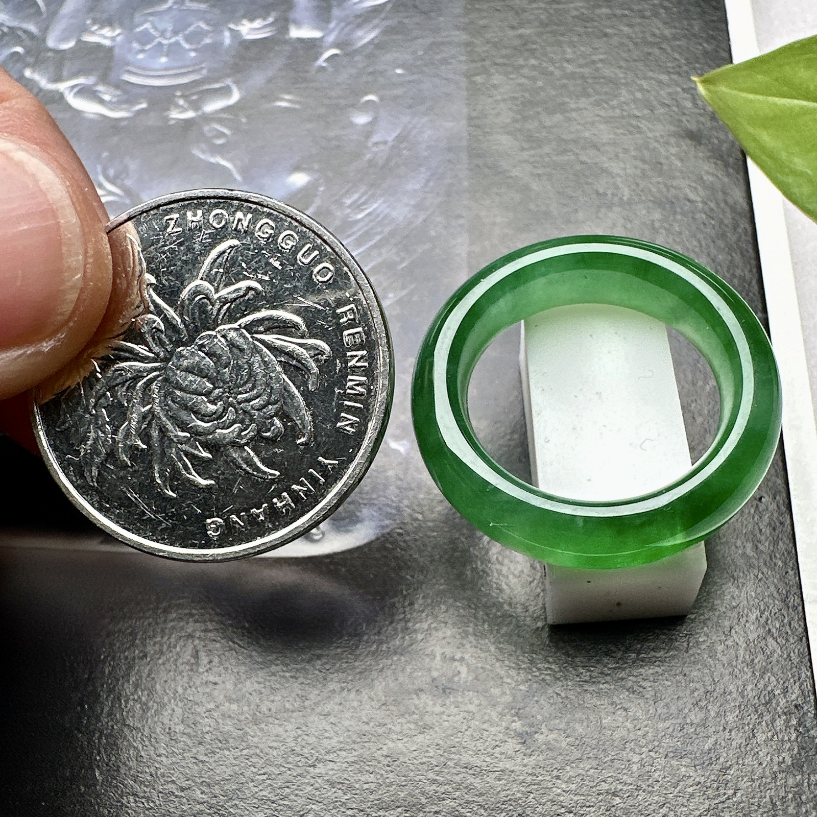 【冰种满绿戒圈】难得的冰润度，难得的好颜色，韵味十足，古色古香。也可吊坠佩戴。