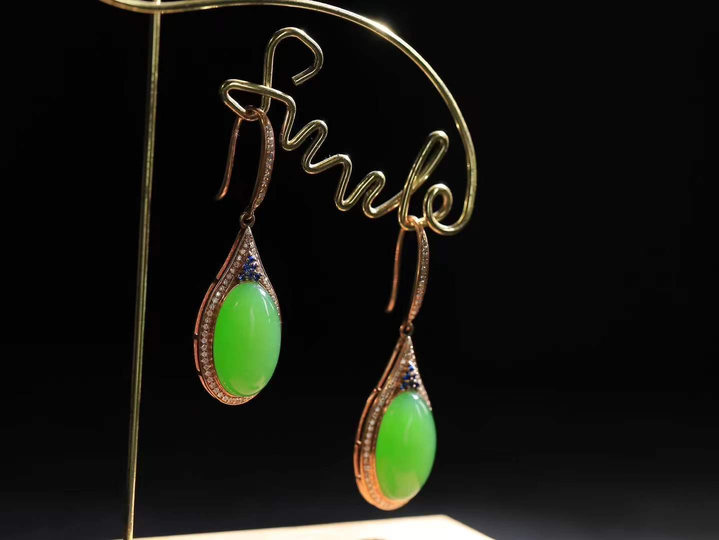 【金镶玉.耳坠】

精品和田玉碧玉镶嵌18k金.耳坠，金玉良缘 耳畔生辉，以和田温玉镌刻东方雅韵，金丝勾勒璀璨光华。金玉相嵌，寓意福泽绵长、情缘永固。佩戴间，既有玉的从容气度，又蕴金的尊贵风雅。耳畔摇曳生姿，点亮东方美学的含蓄与奢华。时光流转，唯爱恒久如金，初心温润似玉。总重5.7克 裸石尺寸取一14.8-8.7mm 5540700A