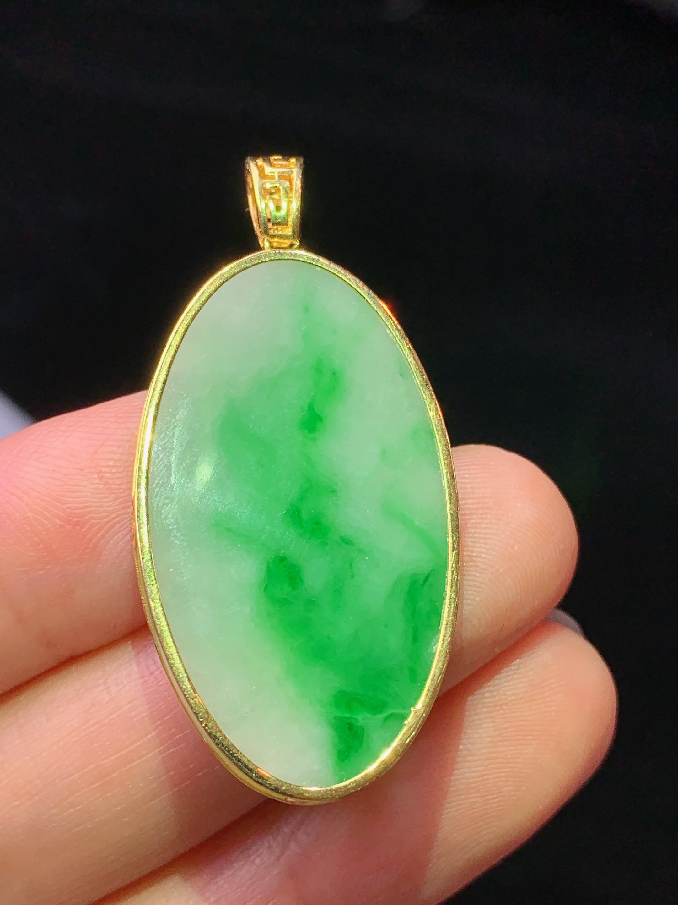 18k金镶嵌飘绿圆牌吊坠 玉质细腻 色泽艳丽清新 水润亮眼 整体尺寸40.3*19.5*3c5