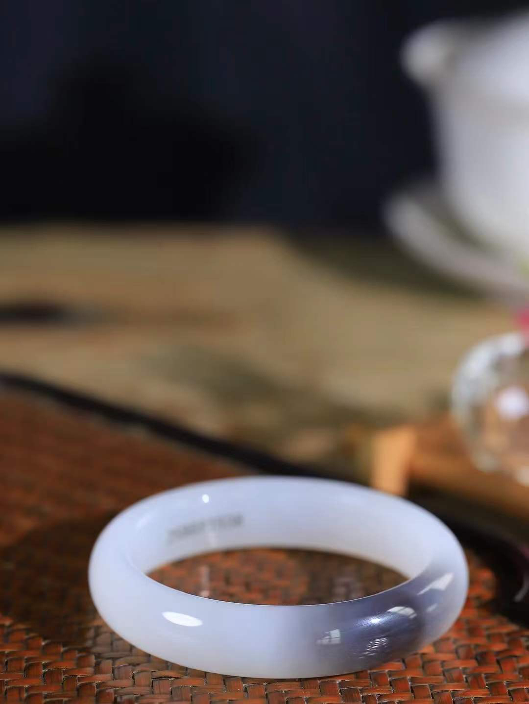 【腕间柔情.手镯】   

精品和田玉白玉烟紫双色手镯 玉质温润细腻 油性十足 古朴秀雅 轻抚岁月的栏杆软香温玉，腕间玉镯轻轻晃动，令人情动心间，撷一缕月末的芬芳，把心思铺陈，时光静美，惟有你最温柔。重41克   尺寸50.5-12.3-7.7mm  4640755A