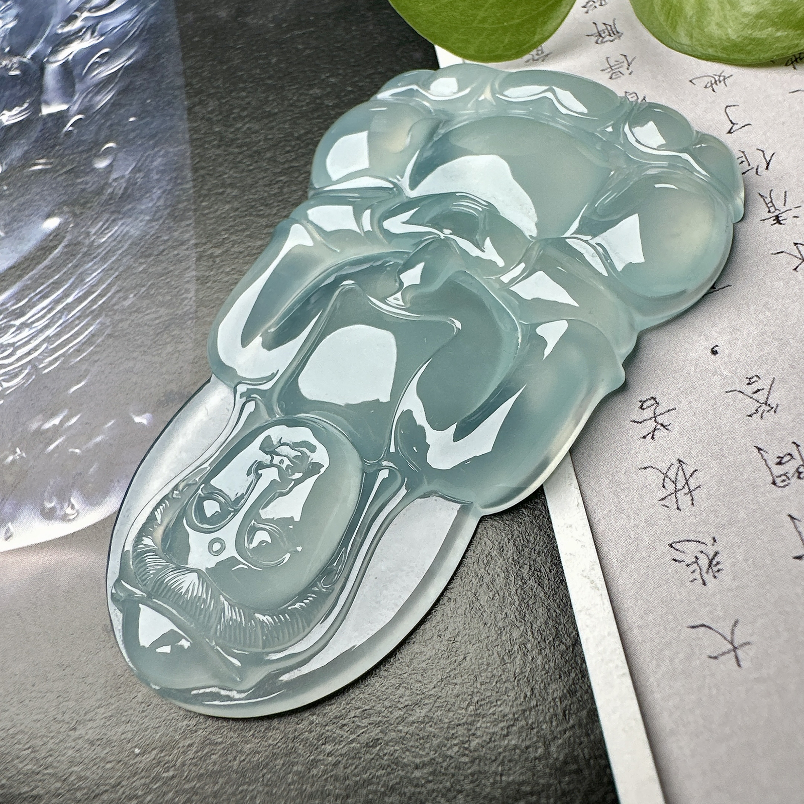 【冰种正装观音】蓝底色泽，质地细腻，通透度上佳，冰感十足，适合佩戴