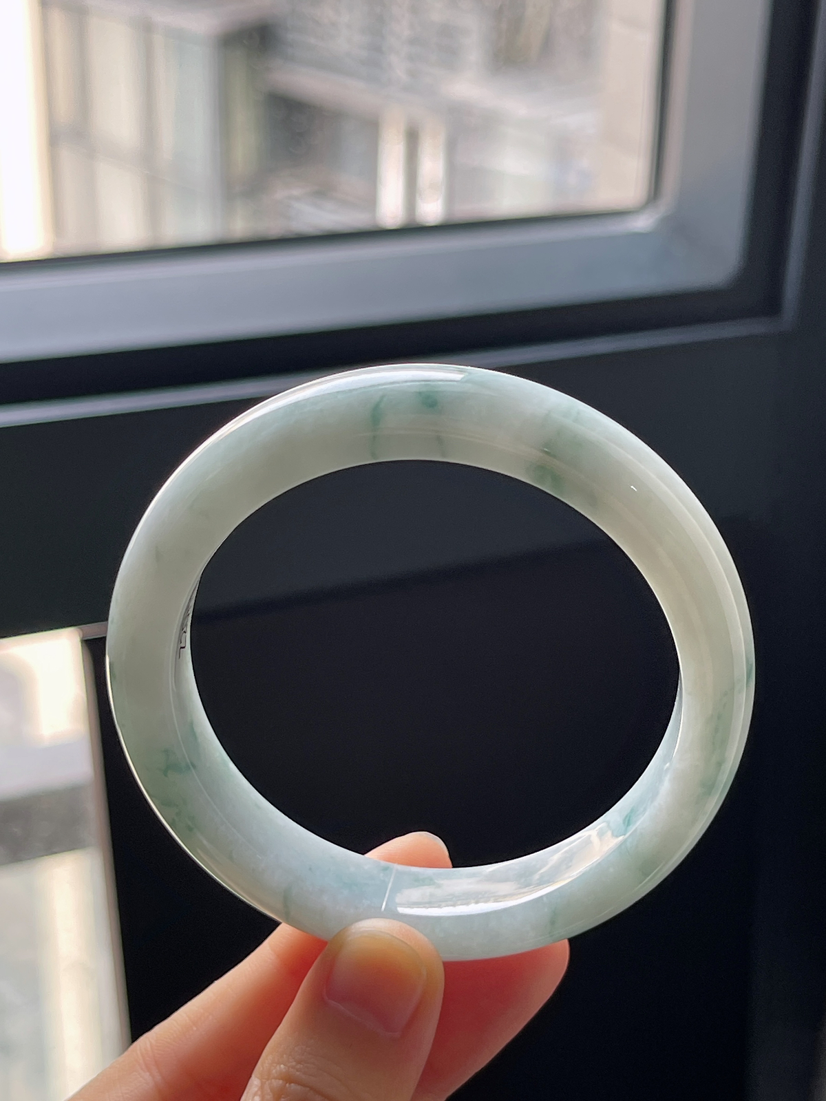 正圈55.8圈口，翡翠糯化种淡蓝色飘花手镯