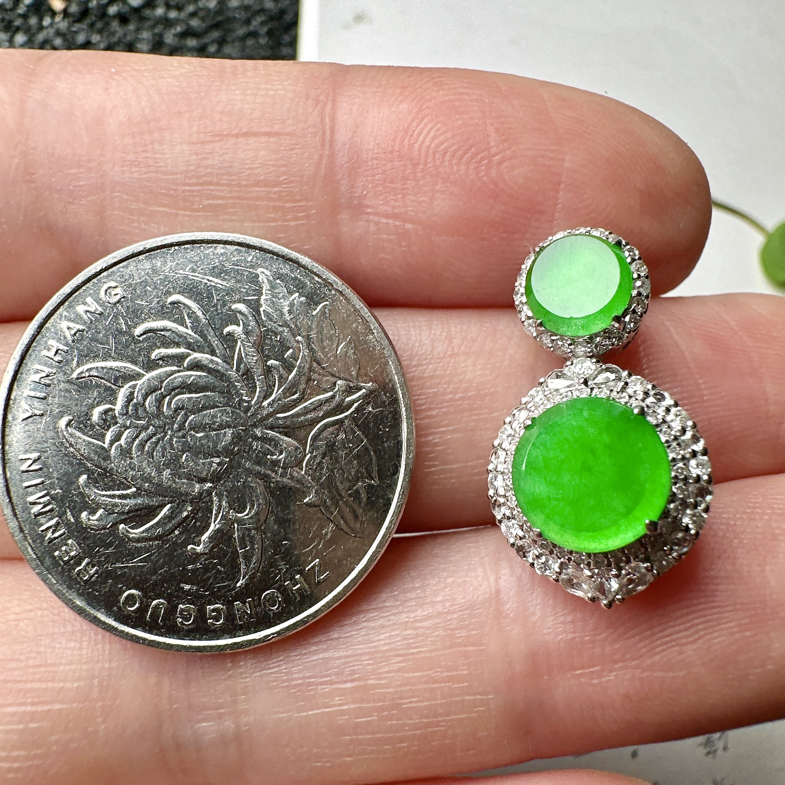 【冰种满绿圆无事牌】种水上乘，通透闪亮，晶莹剔透。18K金钻镶嵌，裸石尺寸8*2.6毫米。