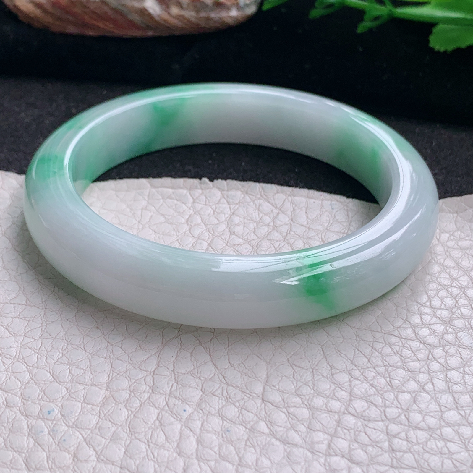 js实拍56*11.7*8.6平安镯 天然缅甸翡翠a货手镯清新飘绿宽边玉镯子