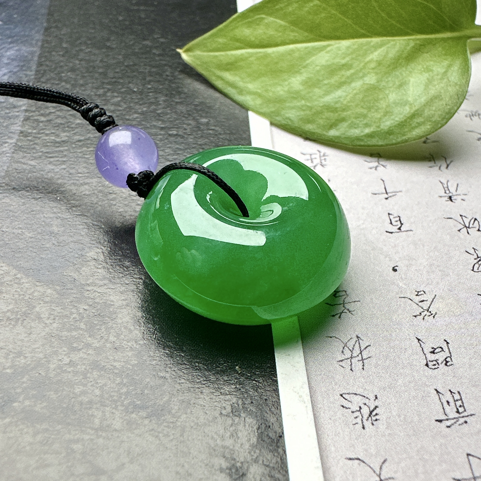 【冰种满绿平安扣】面包扣，很厚装，质地非常细腻，冰润十足，种老冰透，收藏品质。