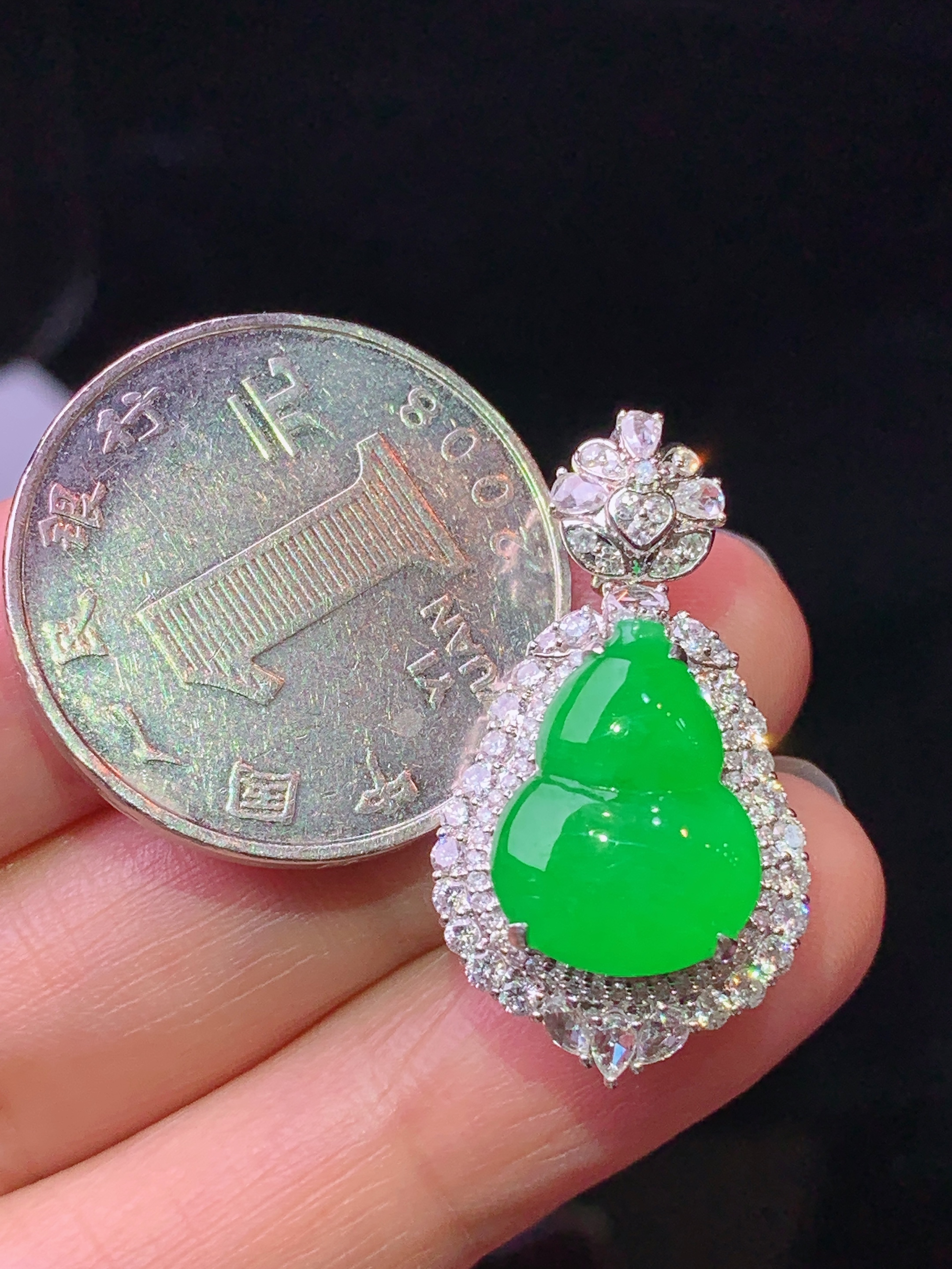18k金钻镶嵌满绿葫芦吊坠 玉质细腻 色泽艳丽清新 水润亮眼 整体尺寸28.8*15.8*10h1