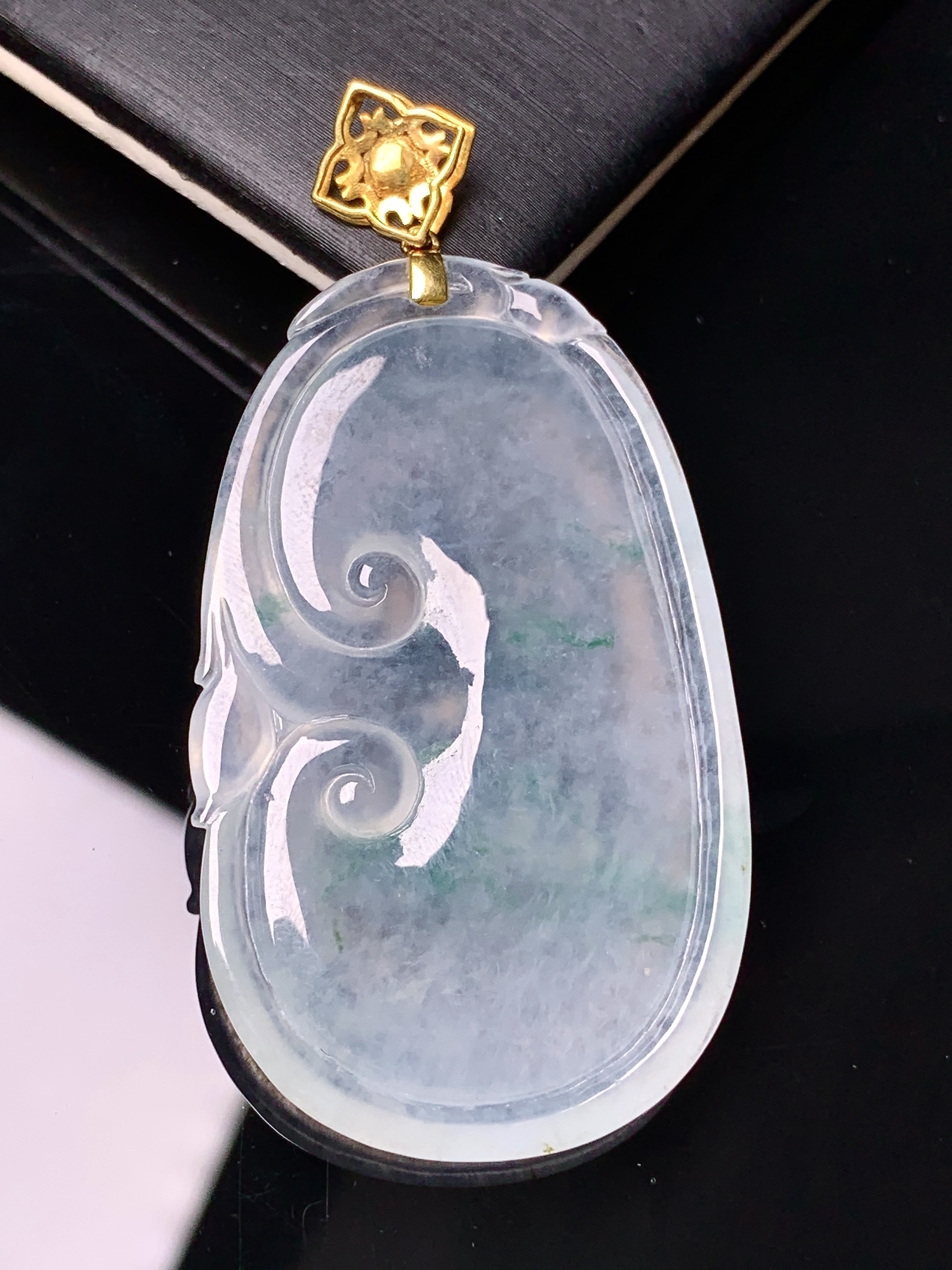 18k金镶嵌冰种如意吊坠 玉质细腻 色泽艳丽清新 水润亮眼 整体尺寸55.8*27.7*4.2c1