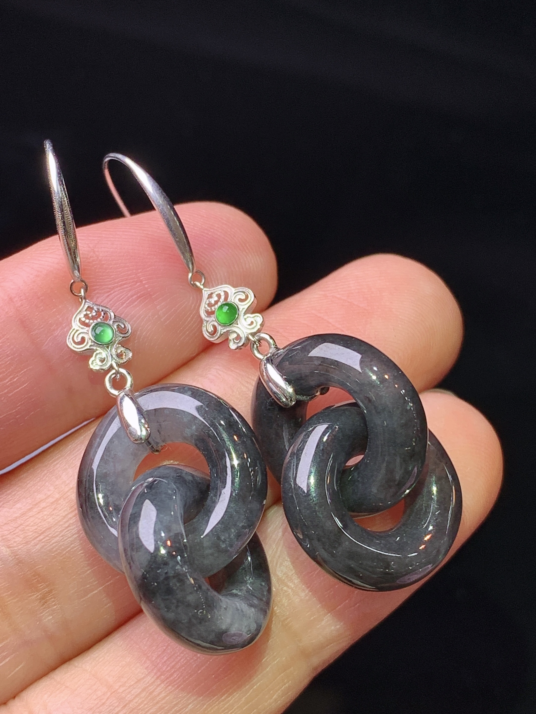 18k金钻镶嵌乌鸡环环相扣耳坠 玉质细腻 色泽艳丽清新 水润亮眼 整体尺寸43.3*15*5c5