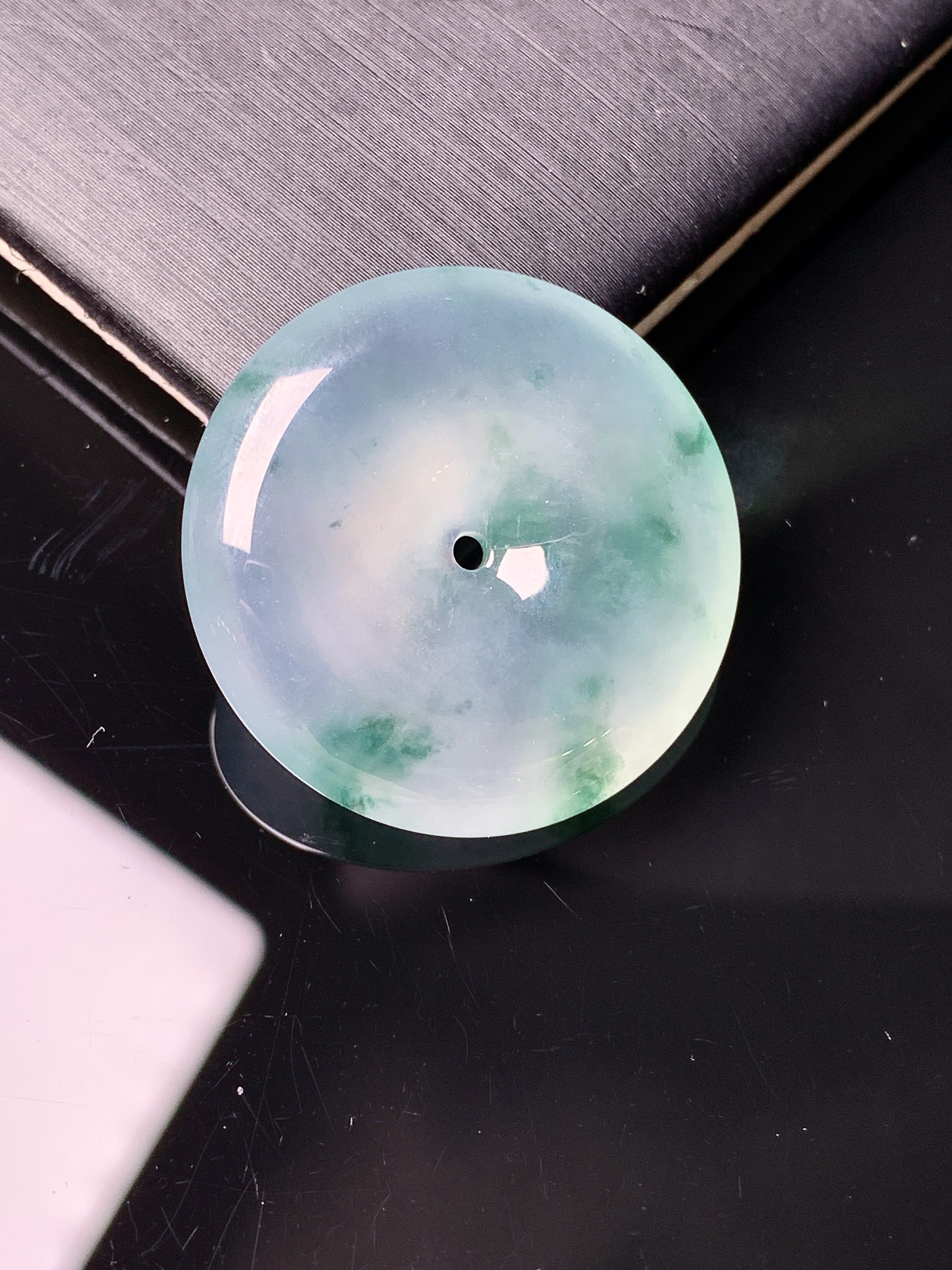 冰种平安扣吊坠 玉质细腻 色泽艳丽清新 水润亮眼 整体尺寸26.2*5.9x1