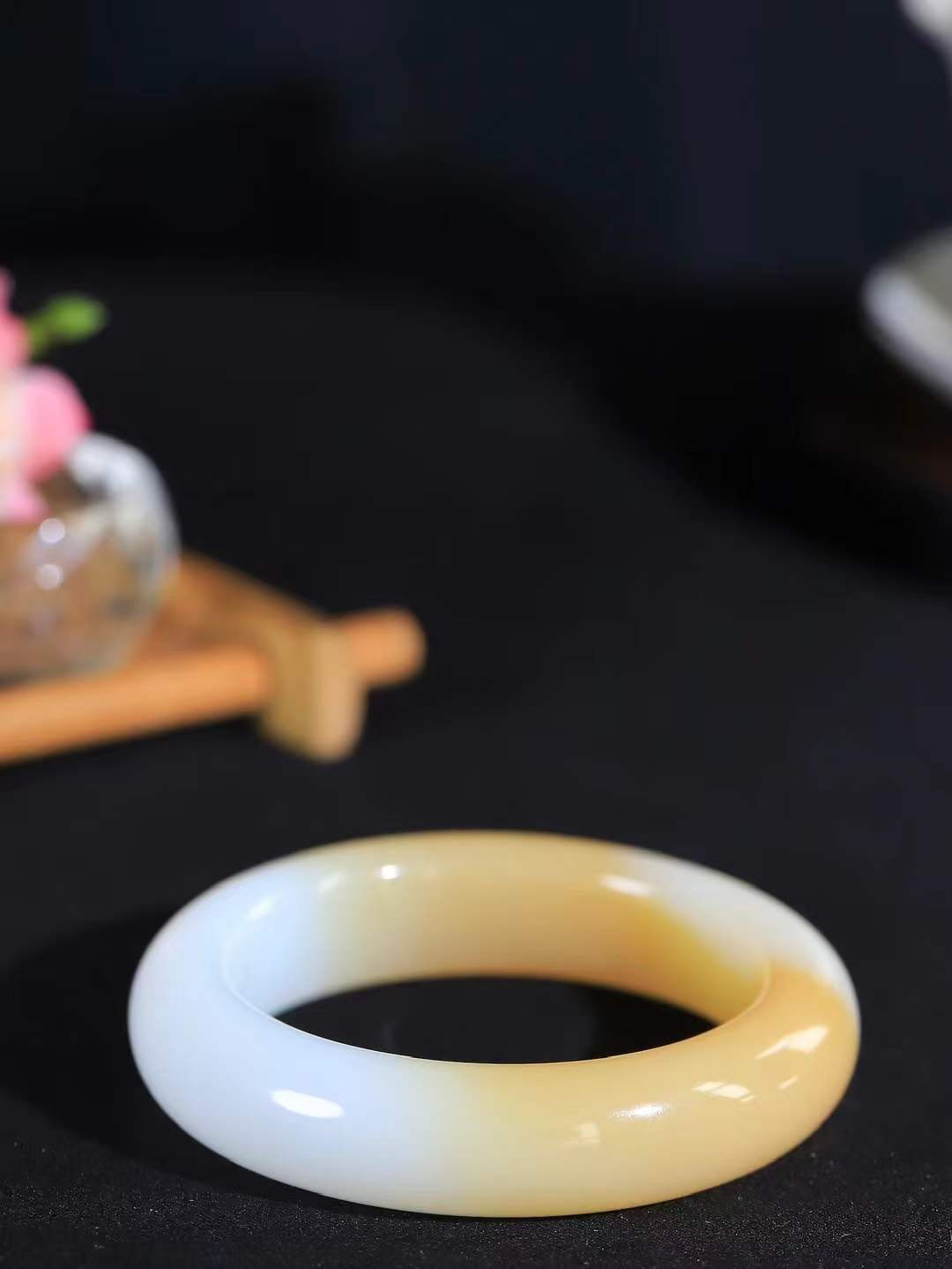 【暖玉生香·手镯】

精品和田玉糖白玉手镯，质地油润细腻，色泽高贵典雅，镯型古朴典雅。在诗情画意的