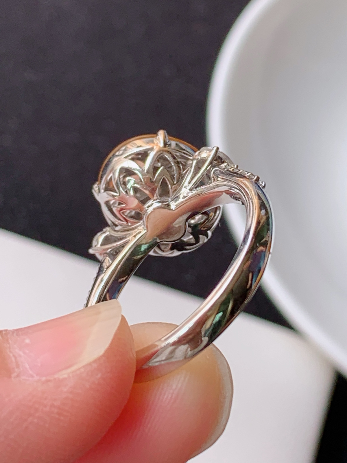 【18k镶嵌冰黄戒指】
裸石尺寸：  12.2/10.7/9.7圈口14