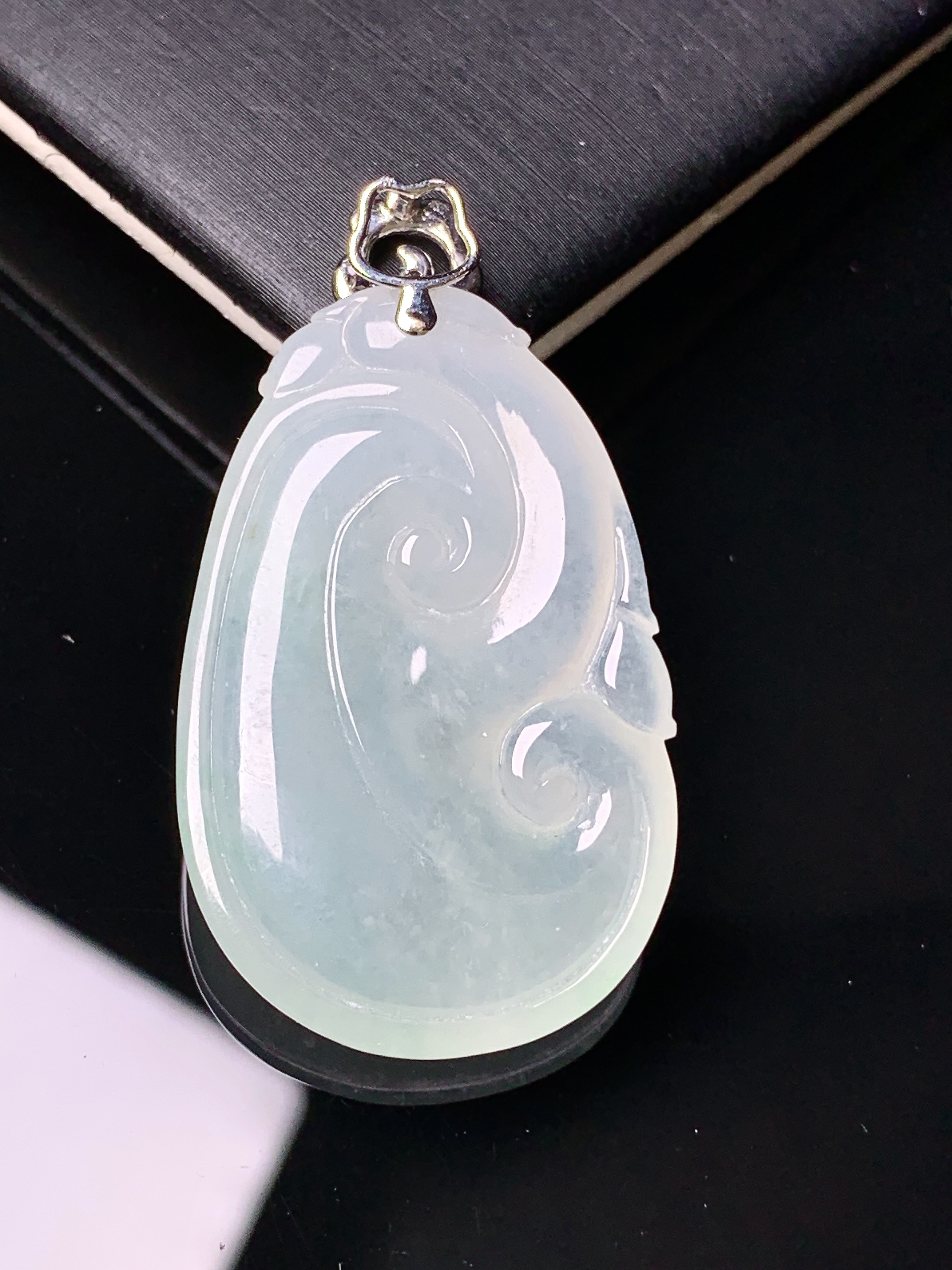 18k金镶嵌冰种如意吊坠 玉质细腻 色泽艳丽清新 水润亮眼 整体尺寸40*22.3*5.5yz