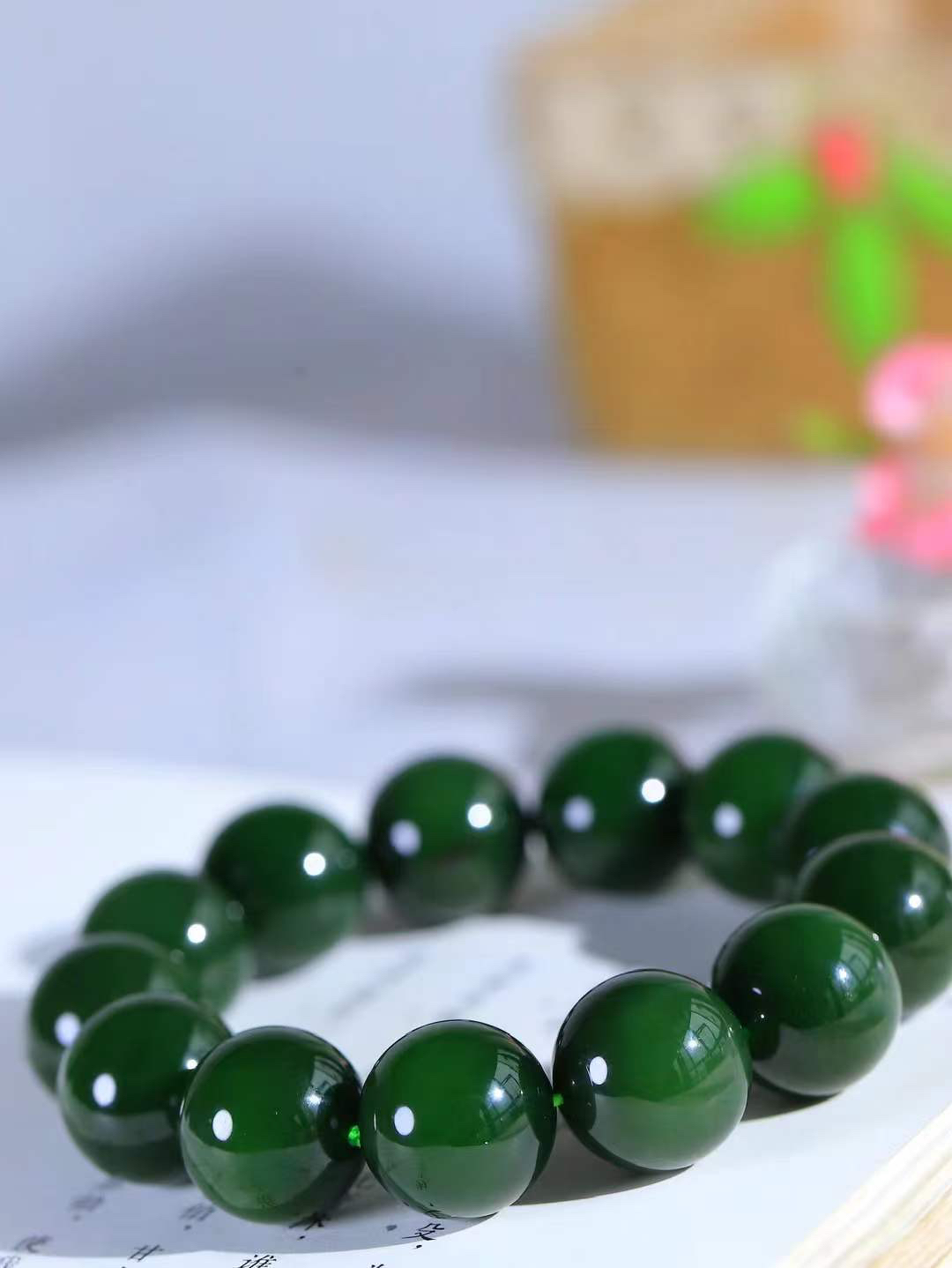 【珠圆玉润.手串】

收藏级臻品️和田玉碧玉珠圆玉润手串 玉质温润细腻  整串打磨圆润，佩戴舒适。