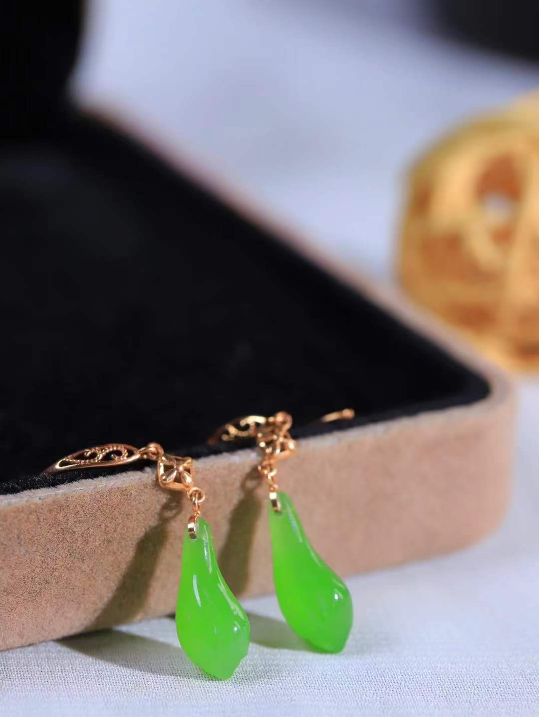 （金镶玉.玉兰花.耳坠）

精品和田玉碧玉兰花耳坠，清丽脱俗的玉兰花，一笔一笔细细雕进玉中，留住不败的风华。朴素中自有风韵。总重1.9克   尺寸取一14.5-6.5-5.7mm   fDA-9240756