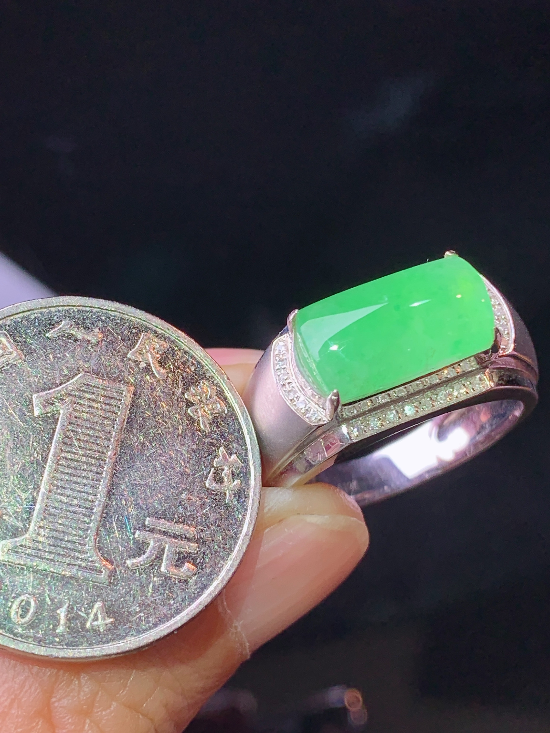 18k金钻镶嵌翠绿马鞍戒指吊坠 玉质细腻 色泽艳丽清新 水润亮眼 圈20.5 裸石尺寸7.2*13.8*3.8