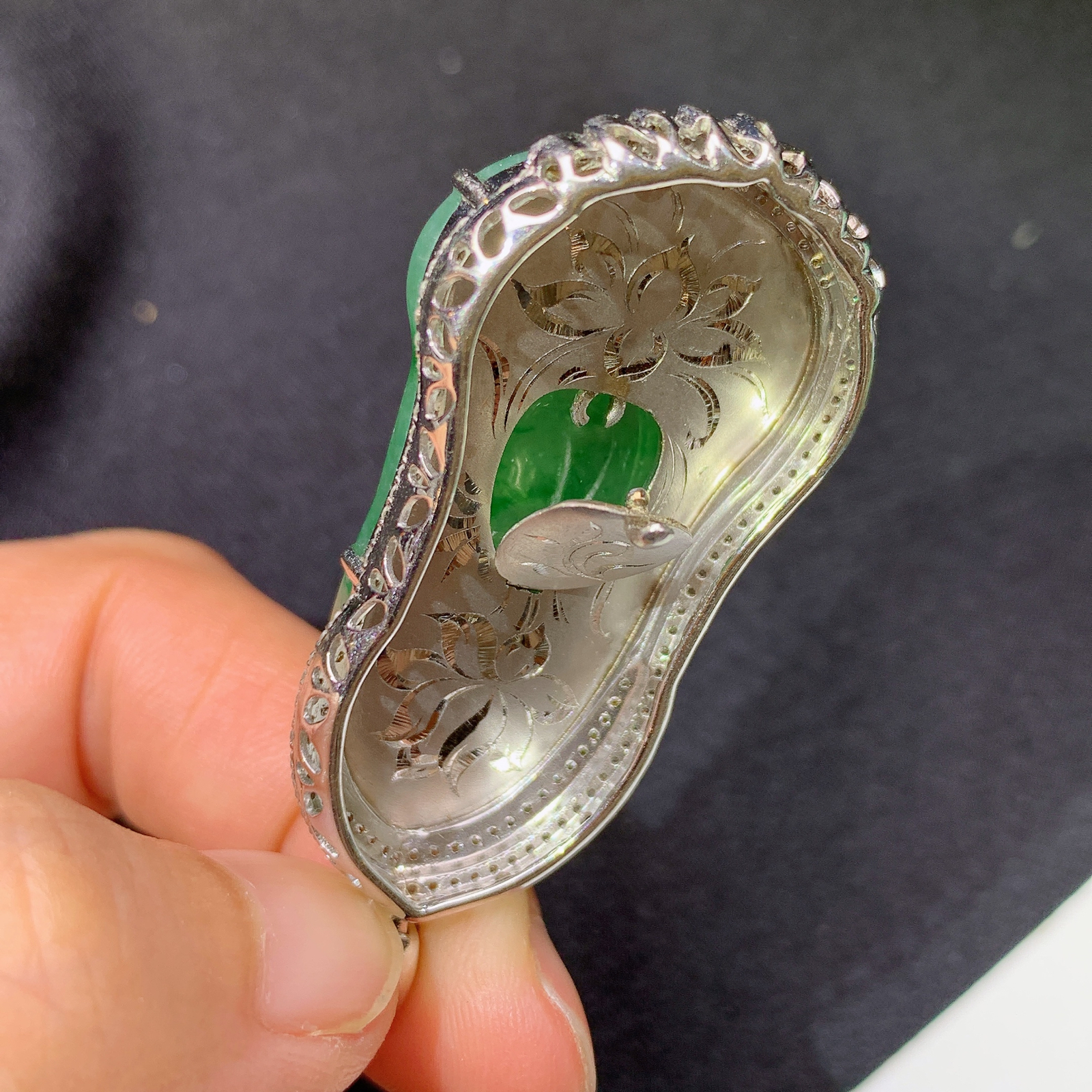 翠绿观音吊坠，18k金镶嵌，冰润色阳，玉质细腻，种水足，Lp 尺寸51.4*23.4*10.3