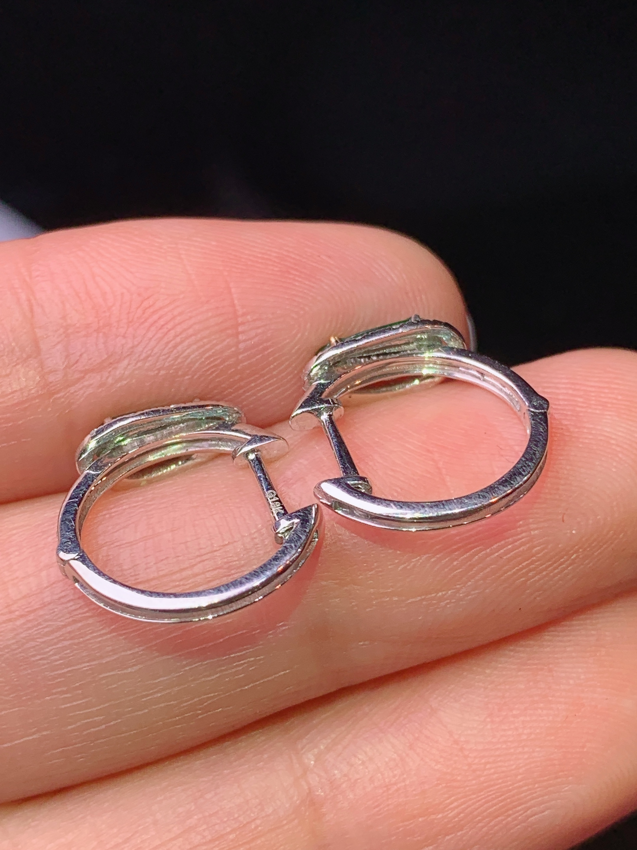 18k金钻镶嵌满绿四季豆耳钉 玉质细腻 色泽艳丽清新 水润亮眼 整体尺寸9*4.8*3c5