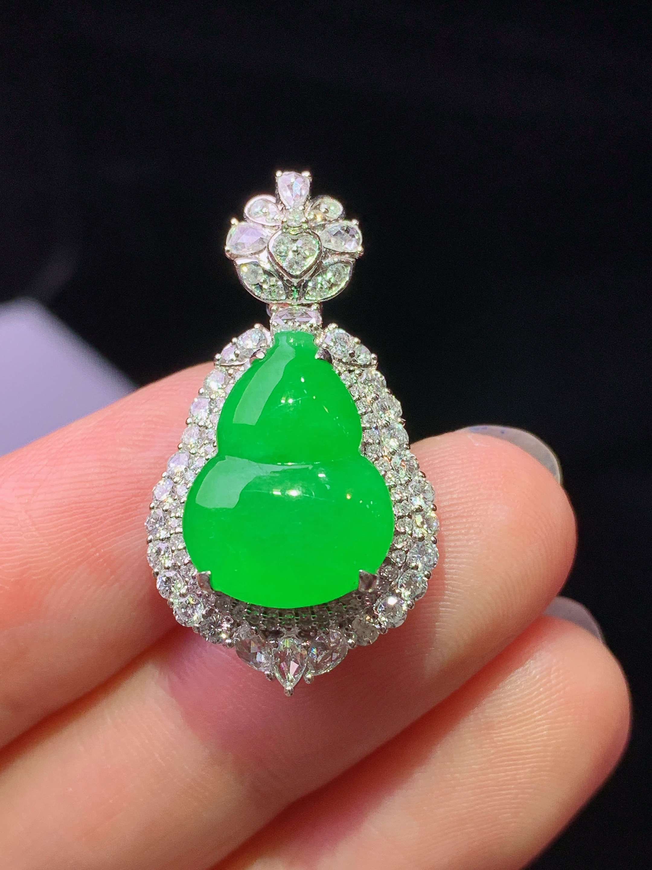 18k金钻镶嵌满绿葫芦吊坠 玉质细腻 色泽艳丽清新 水润亮眼 整体尺寸28.8*15.8*10h1