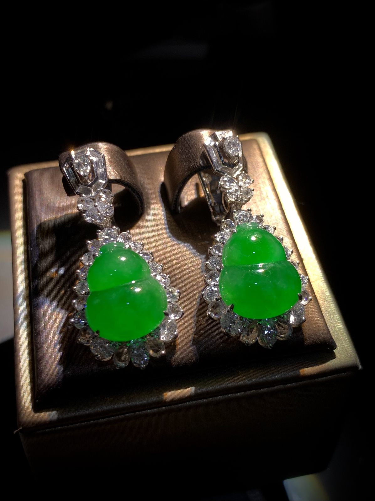 高品质翡翠葫芦耳坠，
裸石13.8-11.5-3.8mm，整体34-16-10.5mm，
18K金，